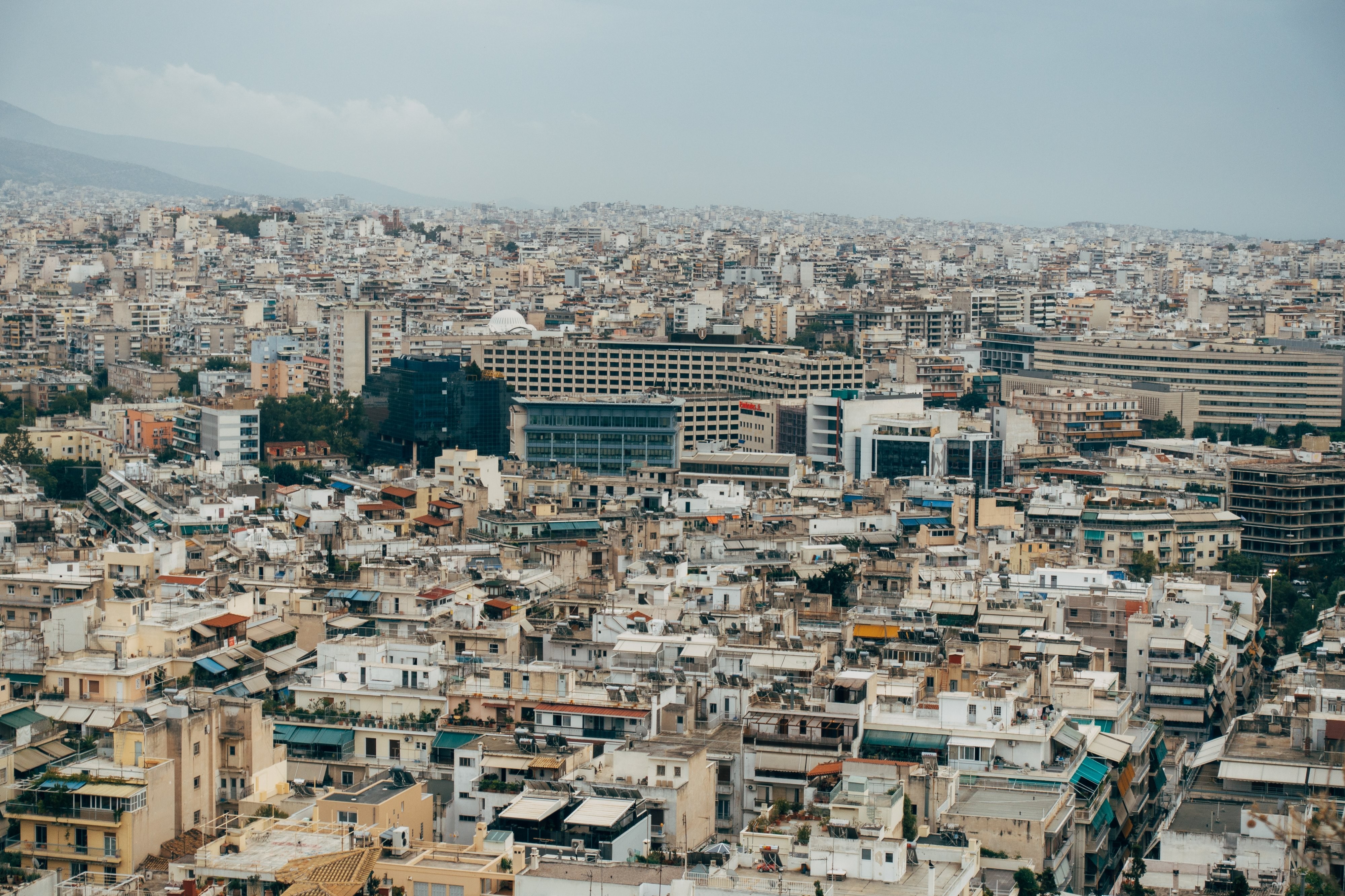 Vue aérienne d’un paysage urbain aux bâtiments blancs