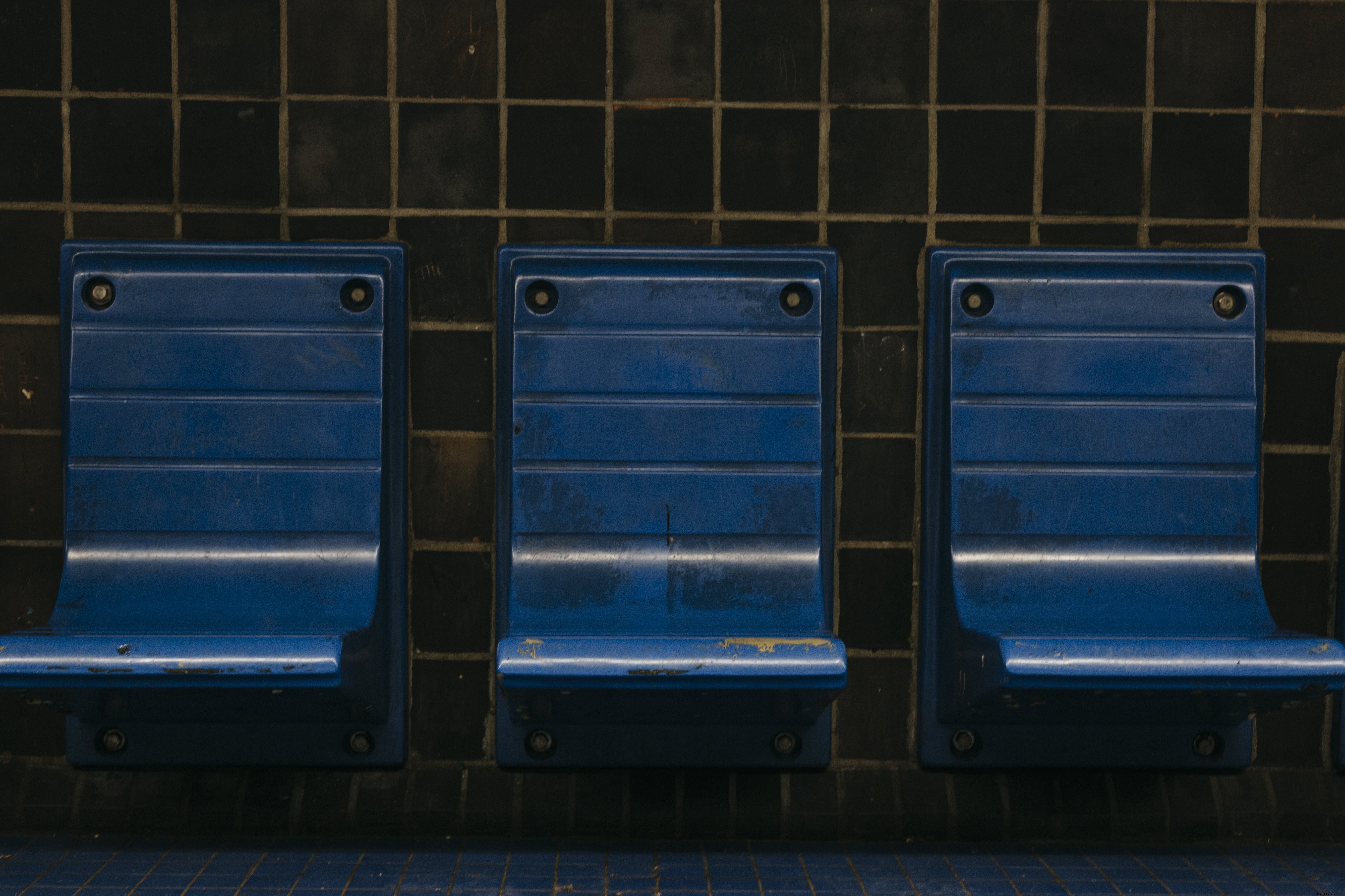 Chaises bleues sur le quai d une station de métro