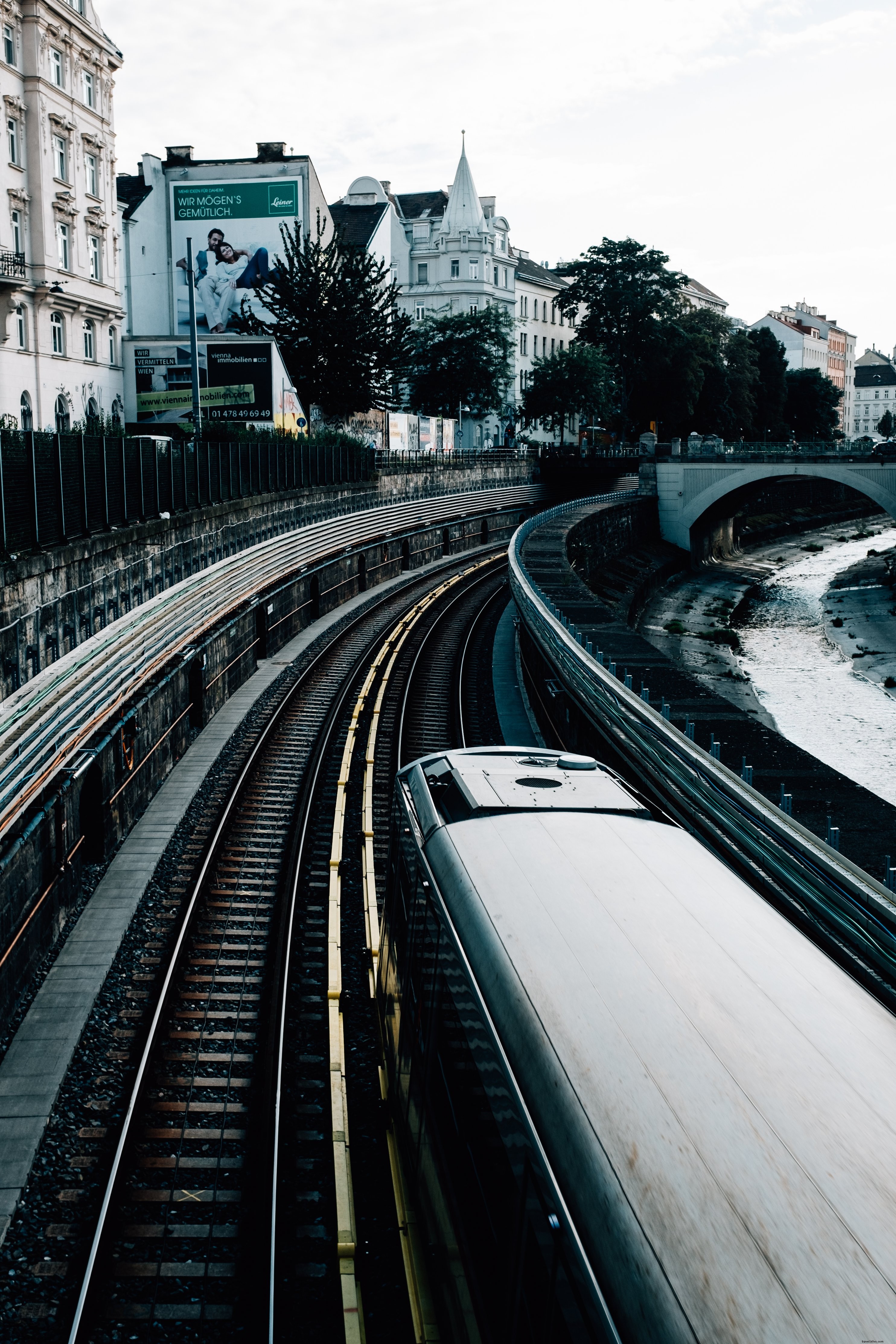 Le train s échappe de la gare en traversant la rivière – Photo