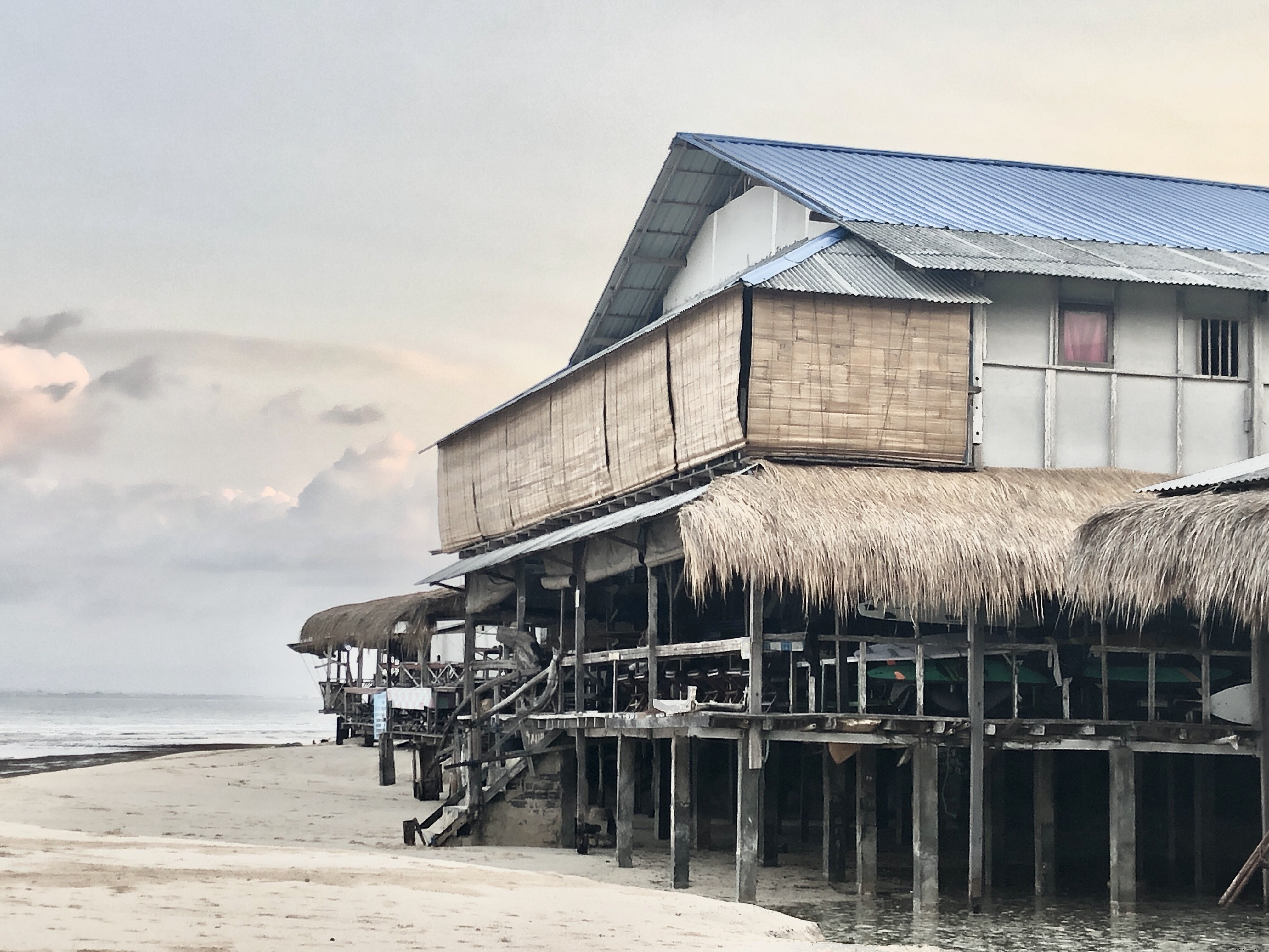 Photo d une cabane de plage sur pilotis