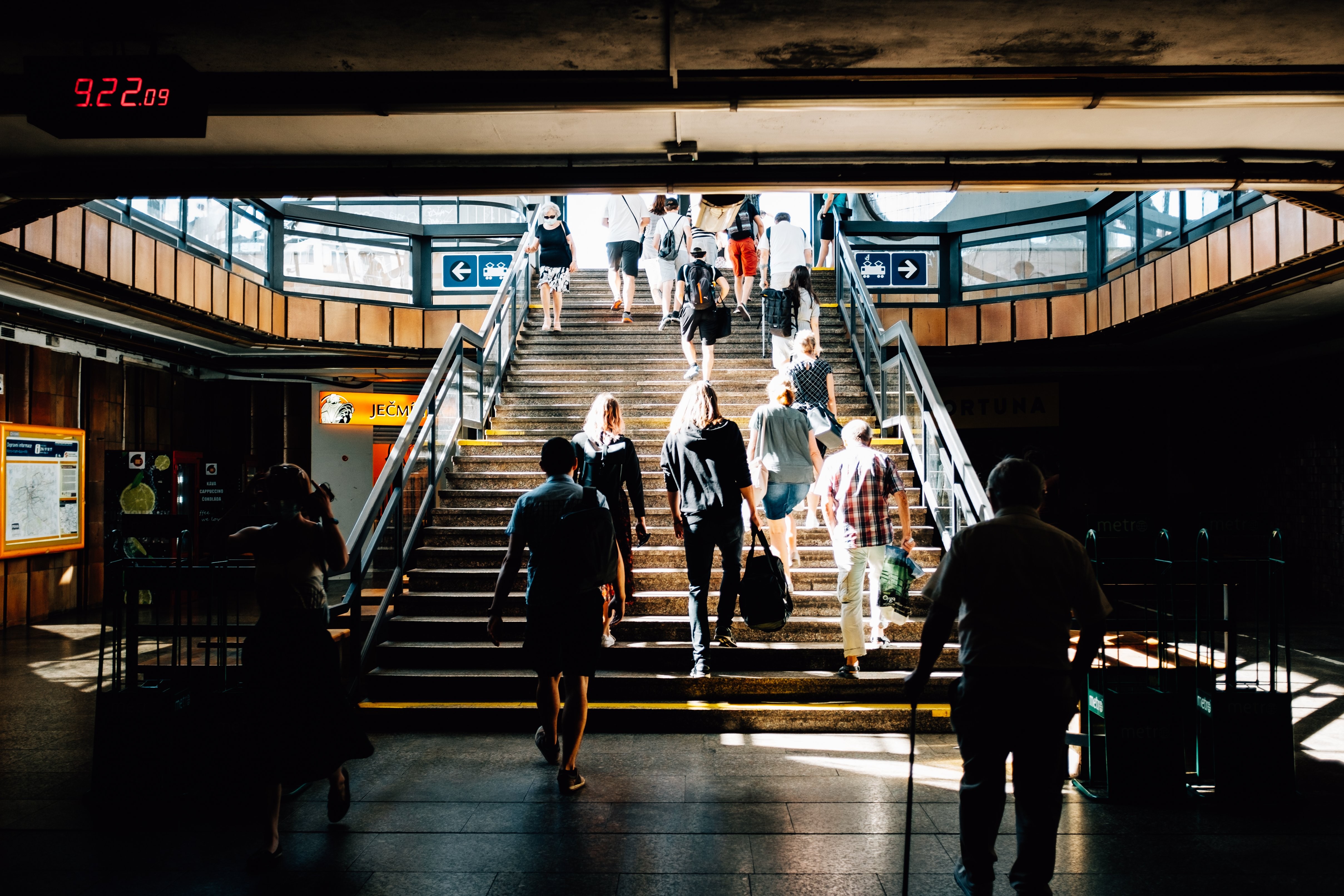 Escalier éclairé sur une gare très fréquentée