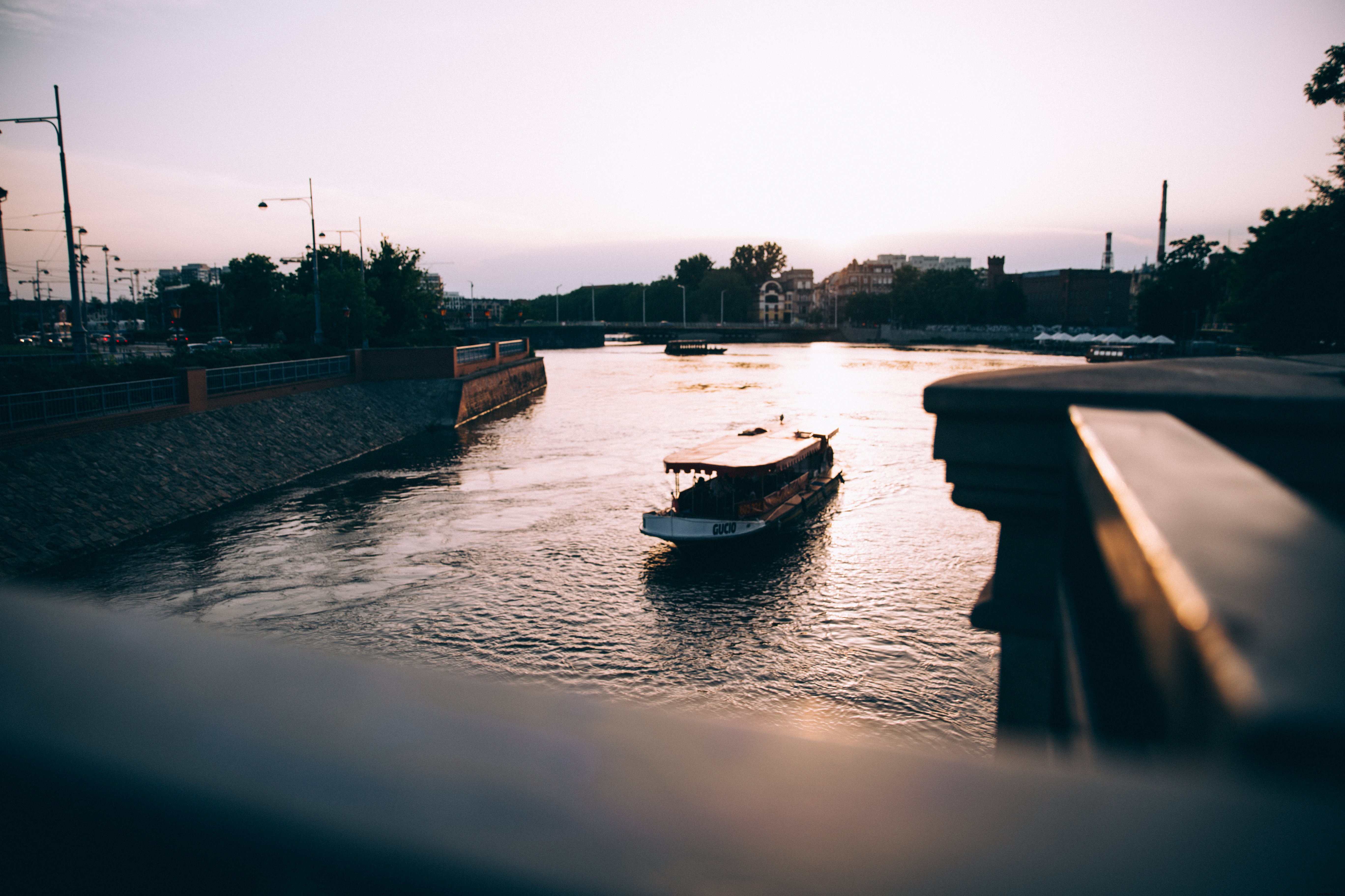 Photo d un bateau de tourisme sur une rivière au coucher du soleil