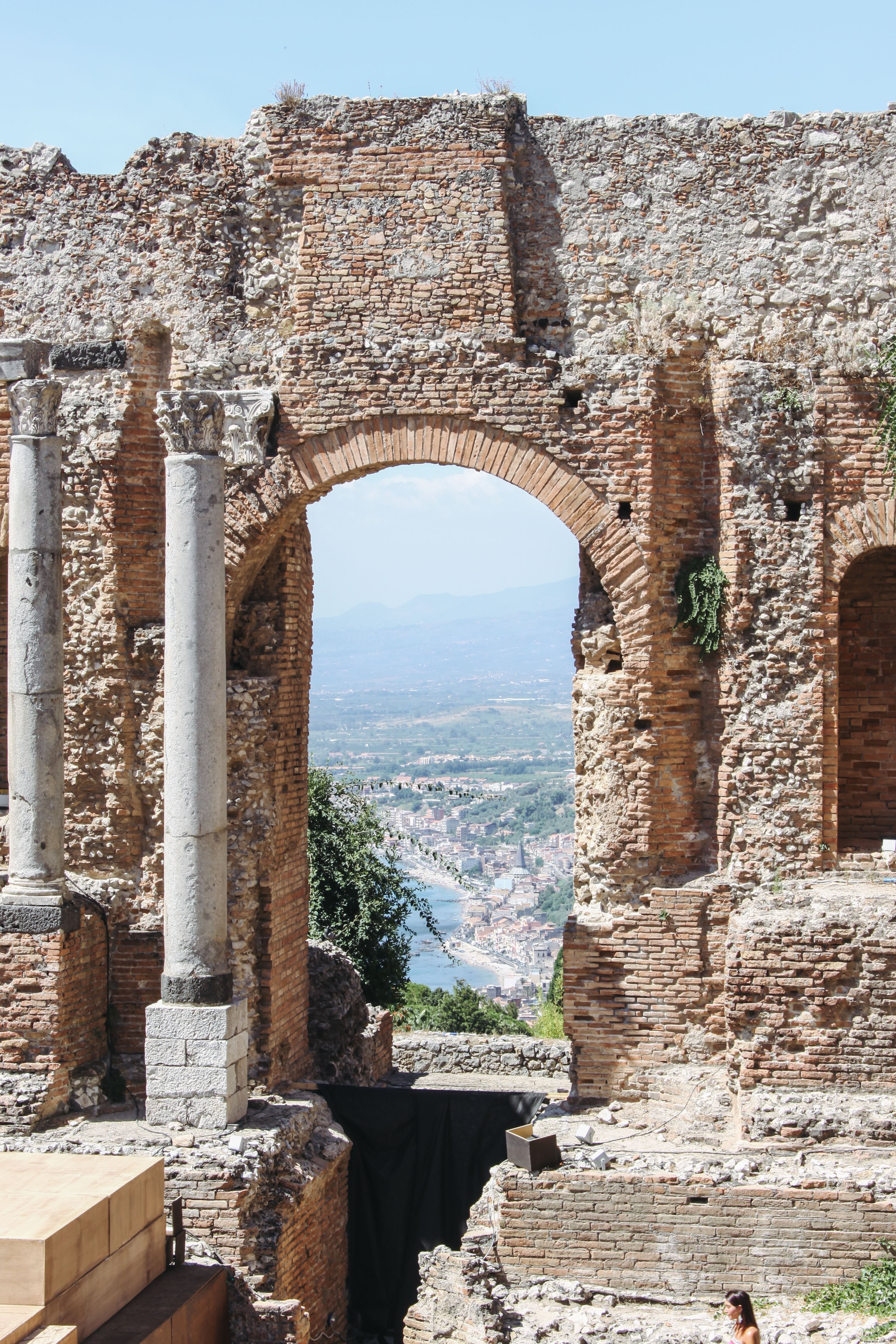 Vue sur la plage, encadrée par une photo de ruines
