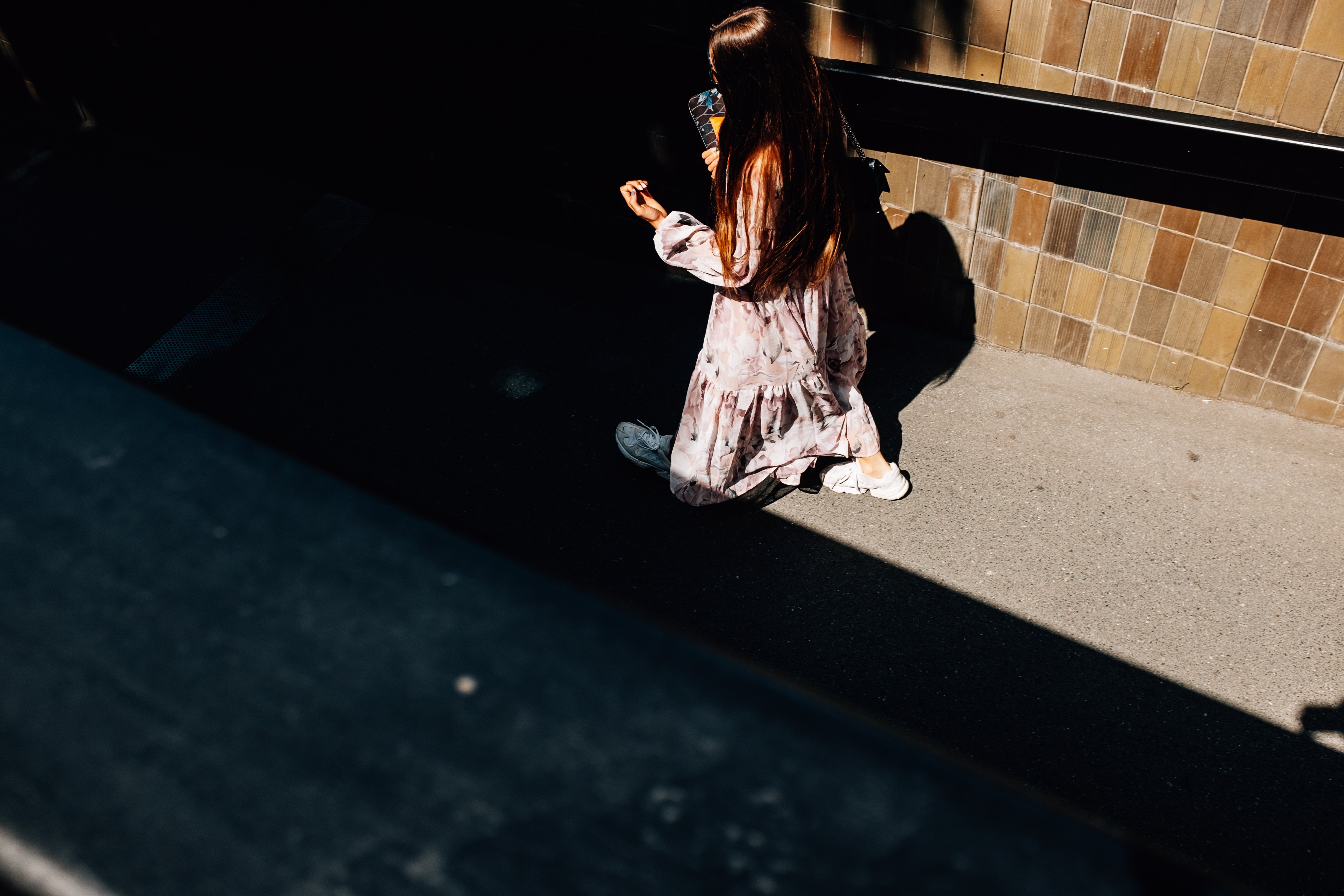 Personne marchant sous les rayons du soleil