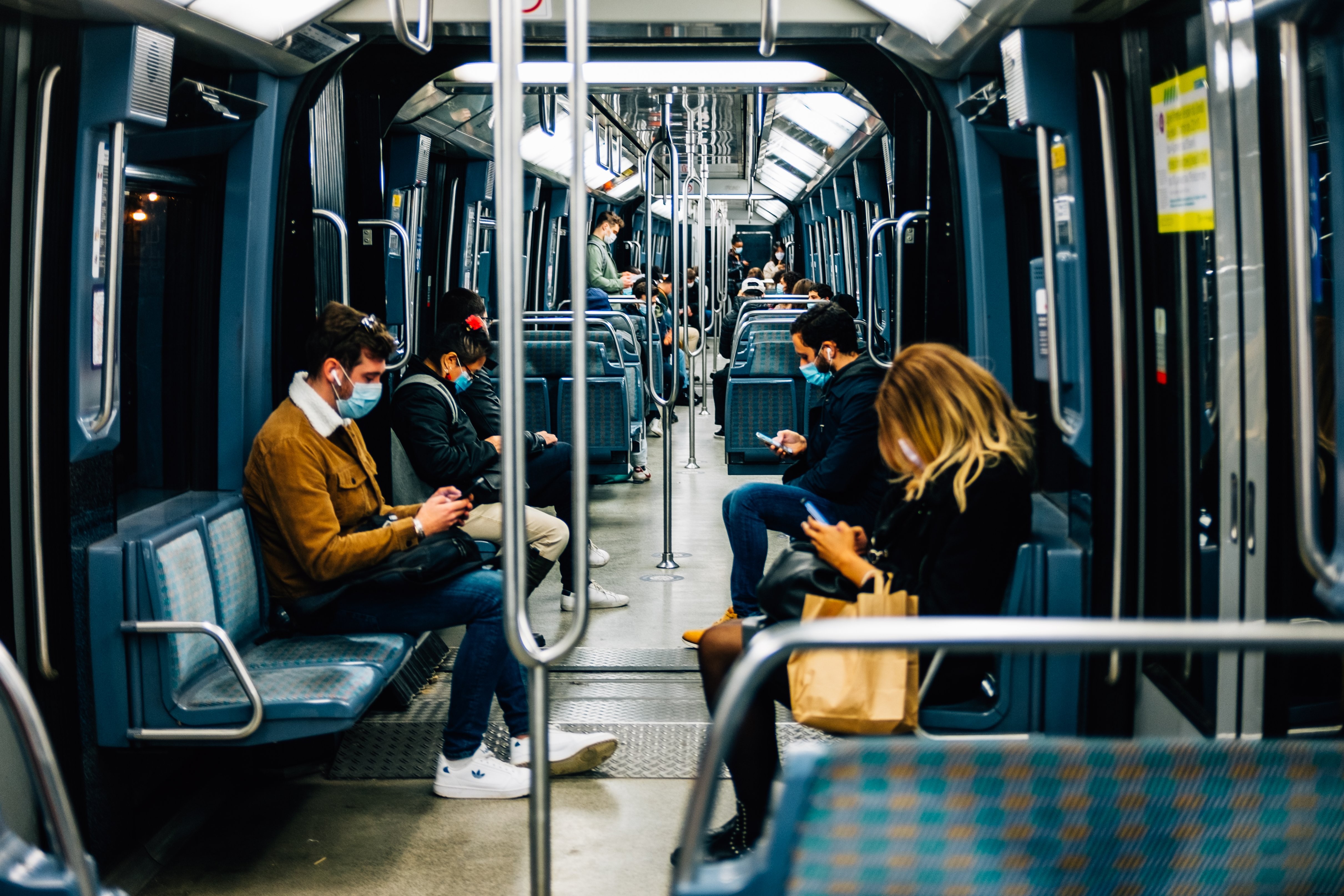 Intérieur bleu d un train de transport en commun