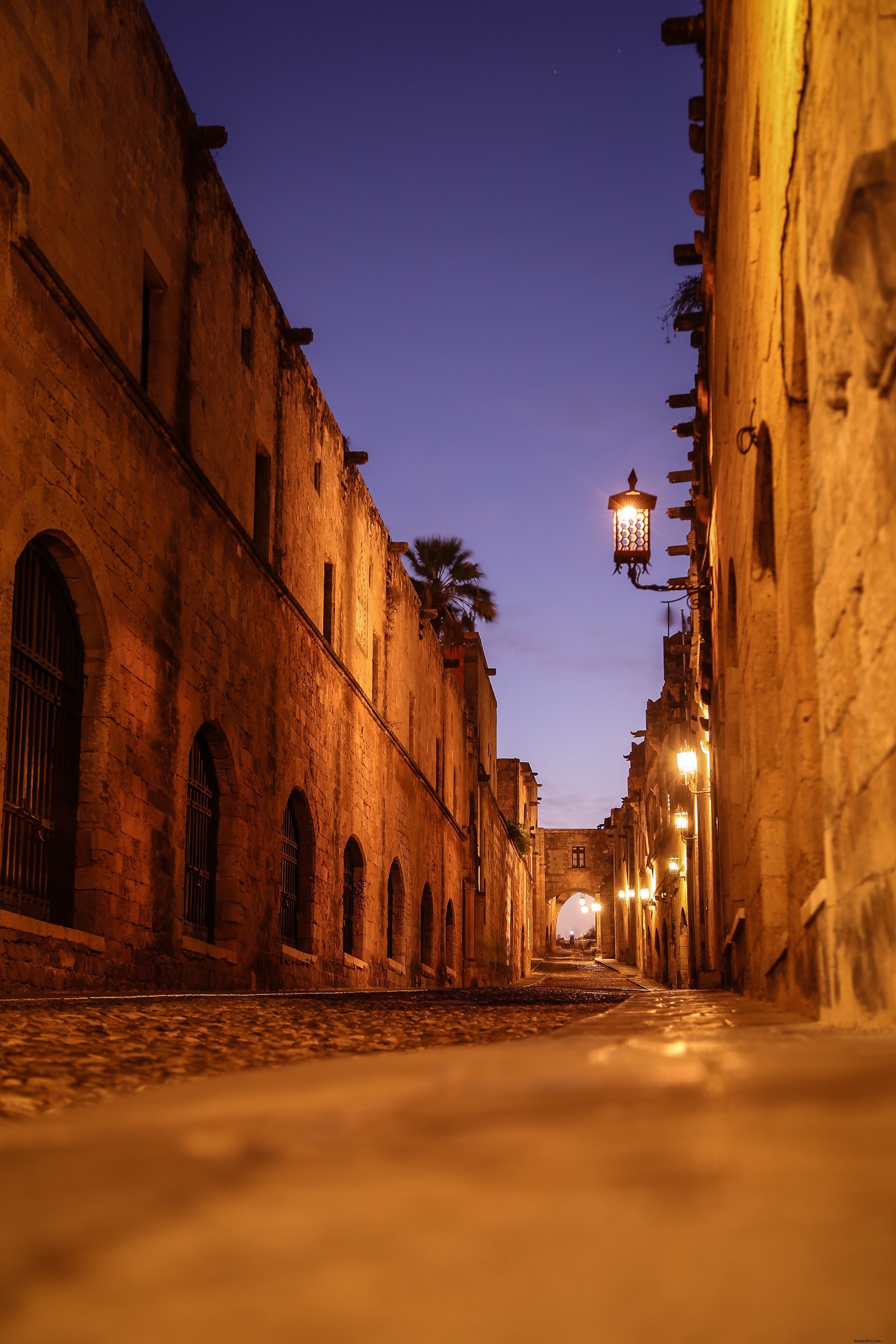 Photo d une ruelle en pierre illuminée la nuit