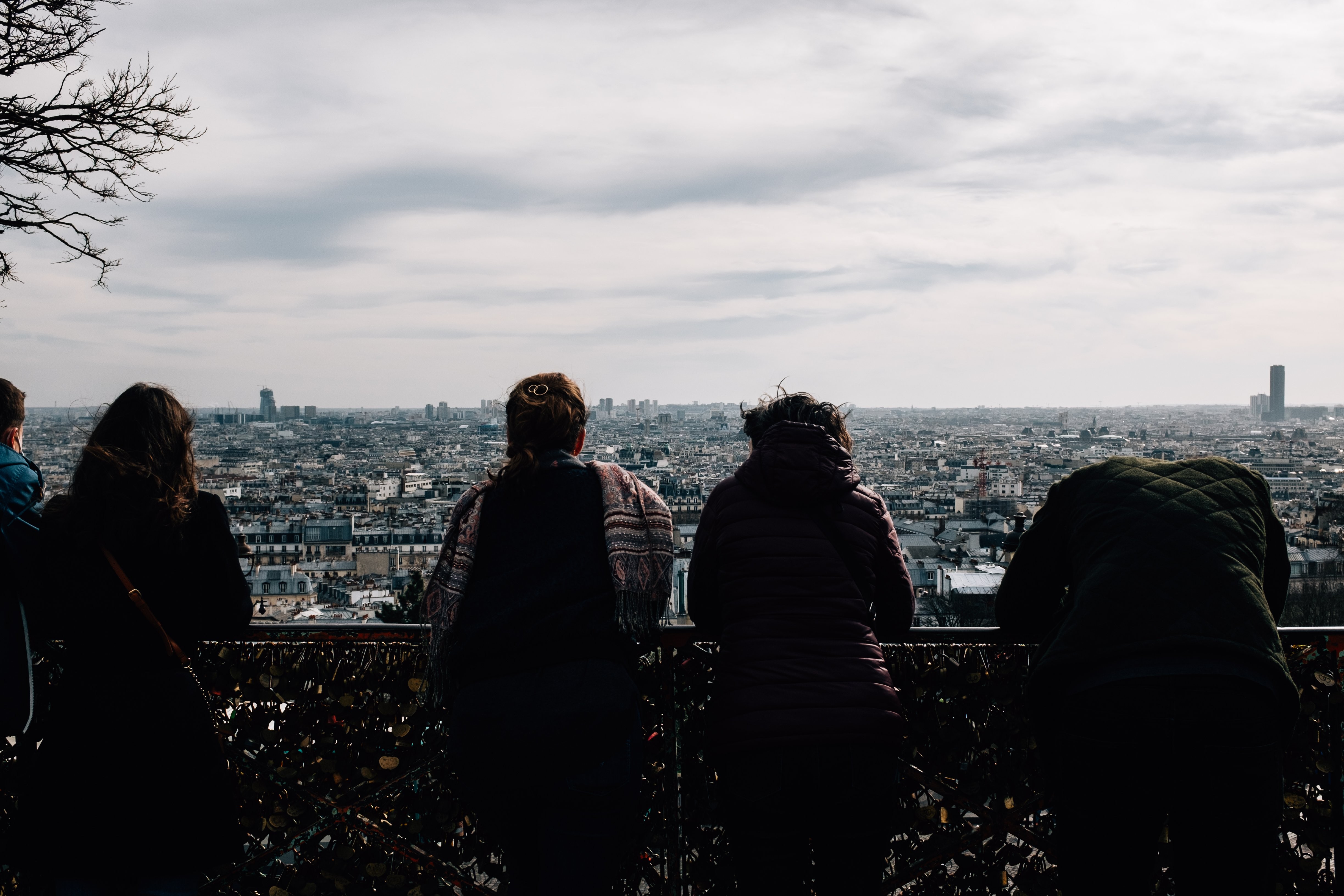 Personnes debout près de la clôture surplombant la ville