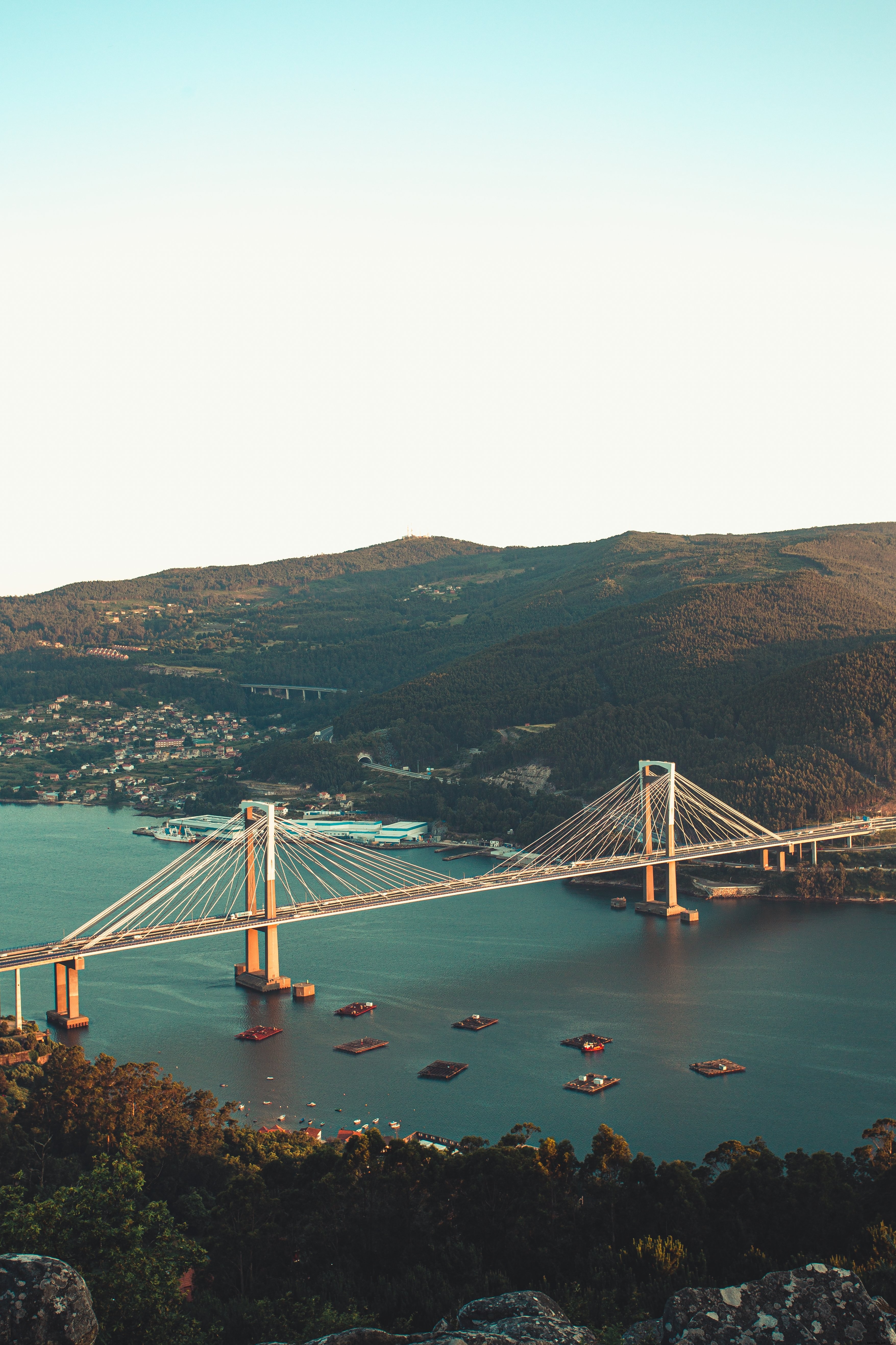 Photo d un pont reliant deux montagnes verdoyantes