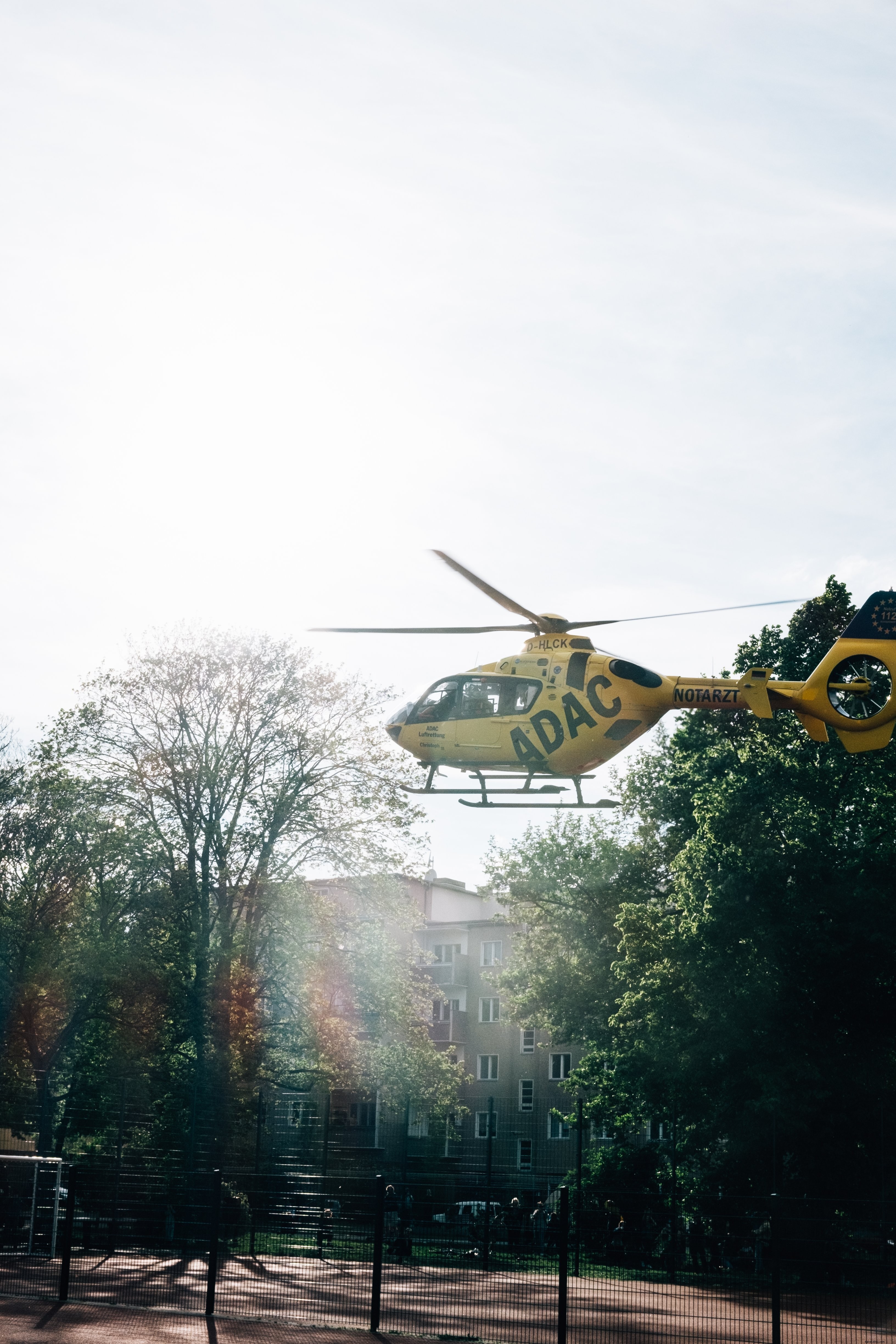 Photo d un hélicoptère jaune atterrissant en ville