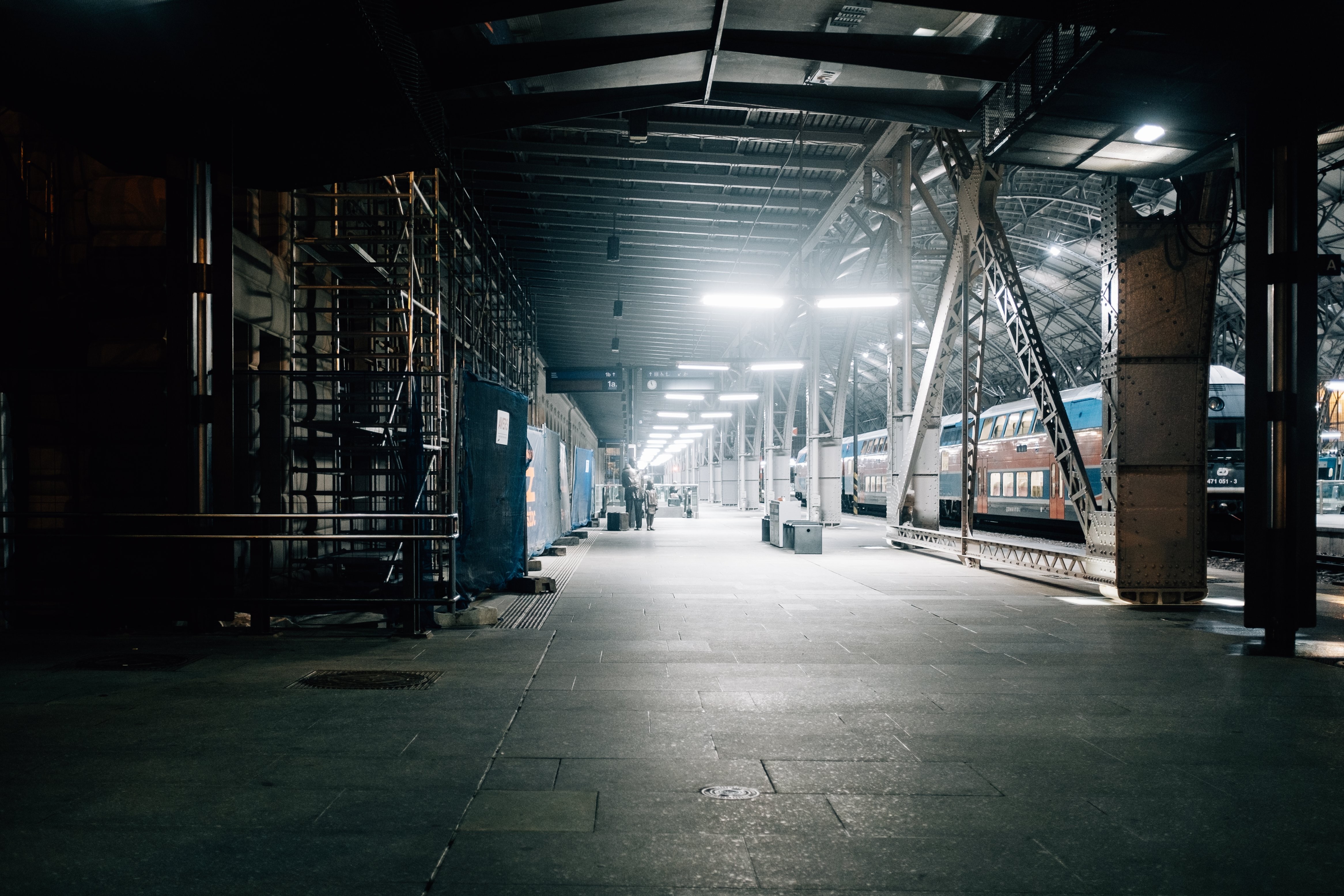 Un train à l arrêt sur une photo d’une gare déserte