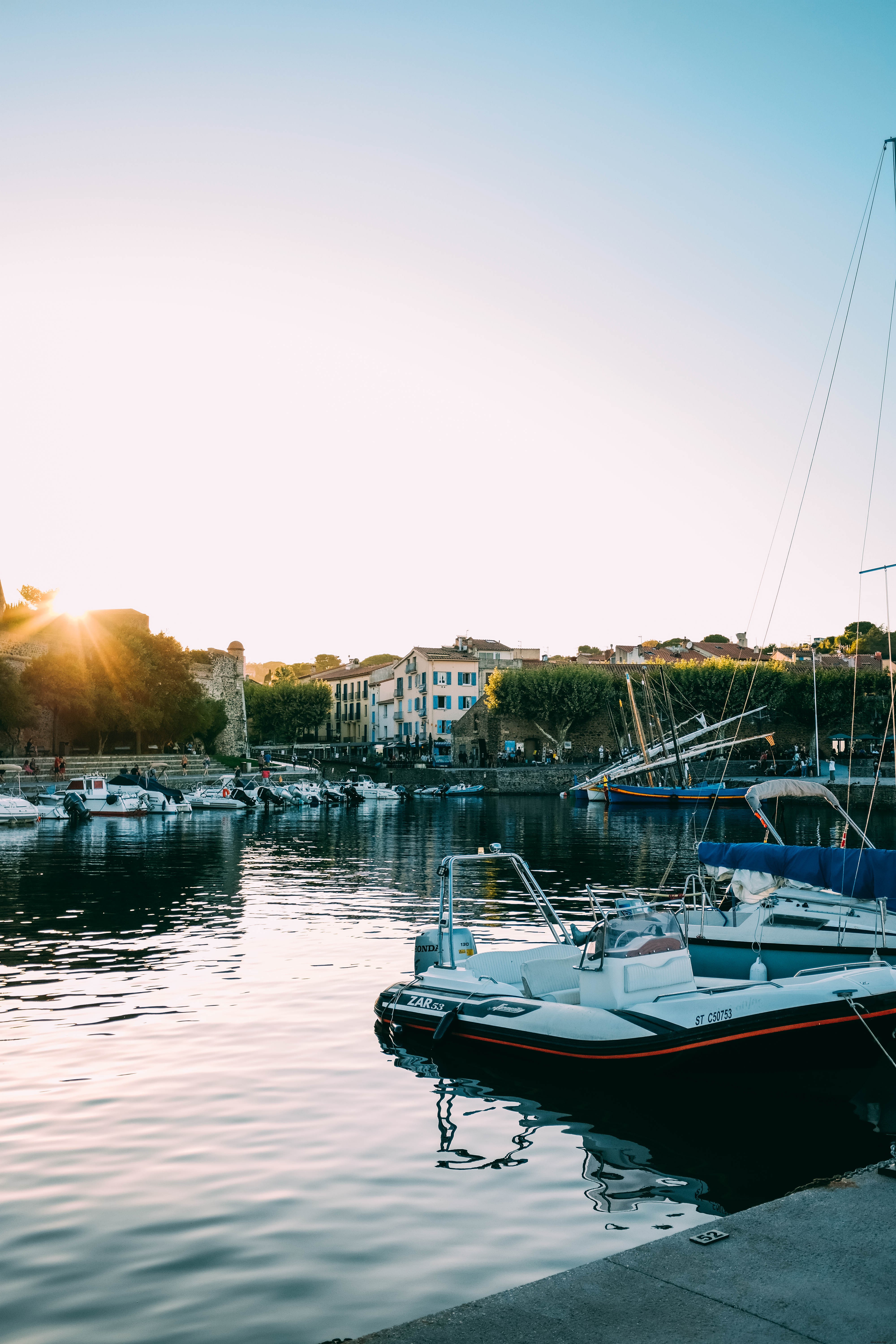Photo d’un coucher de soleil sur des bateaux dans une marina