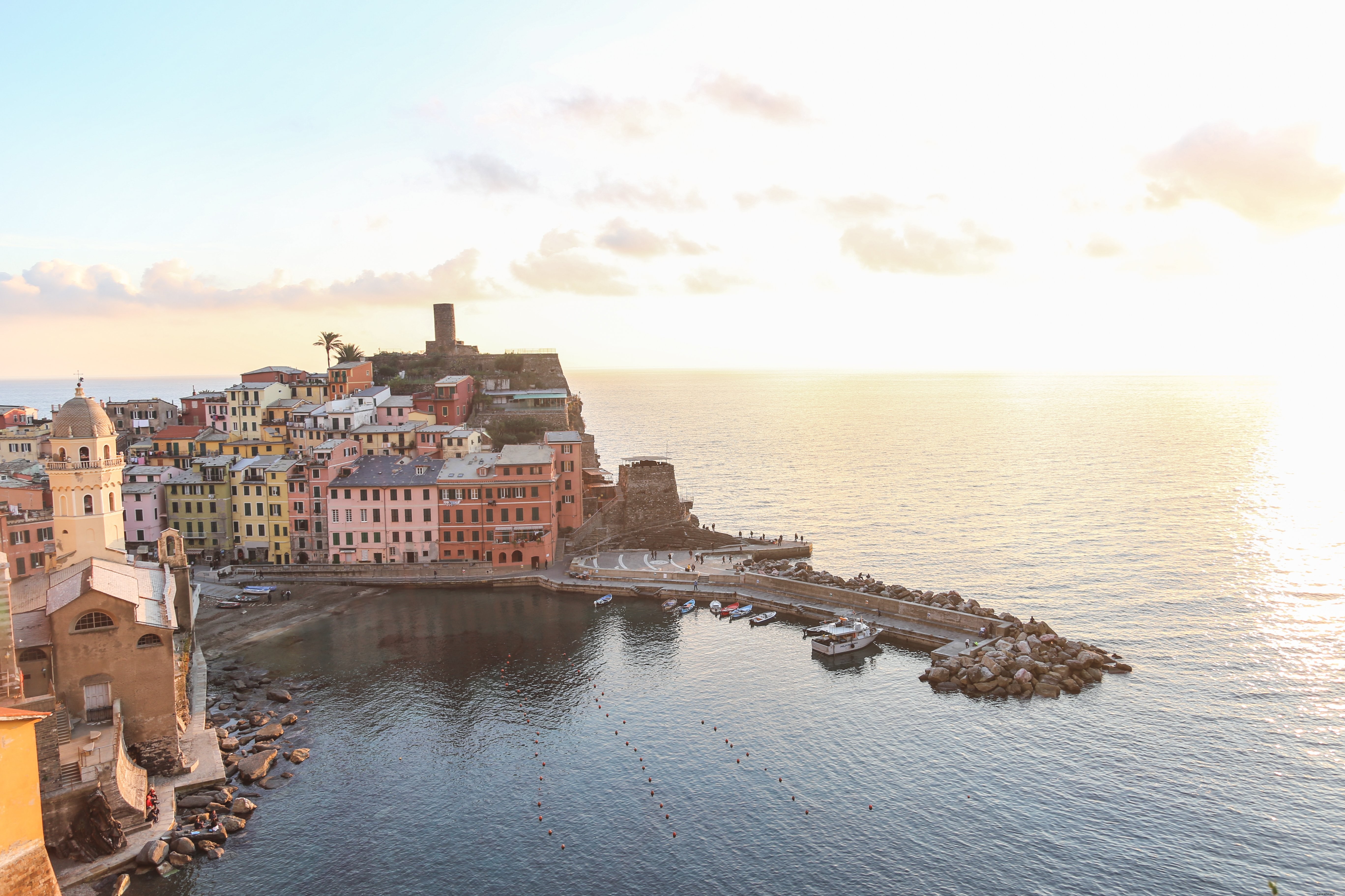 Photo du quai des bateaux au port de Vernazza, Italie