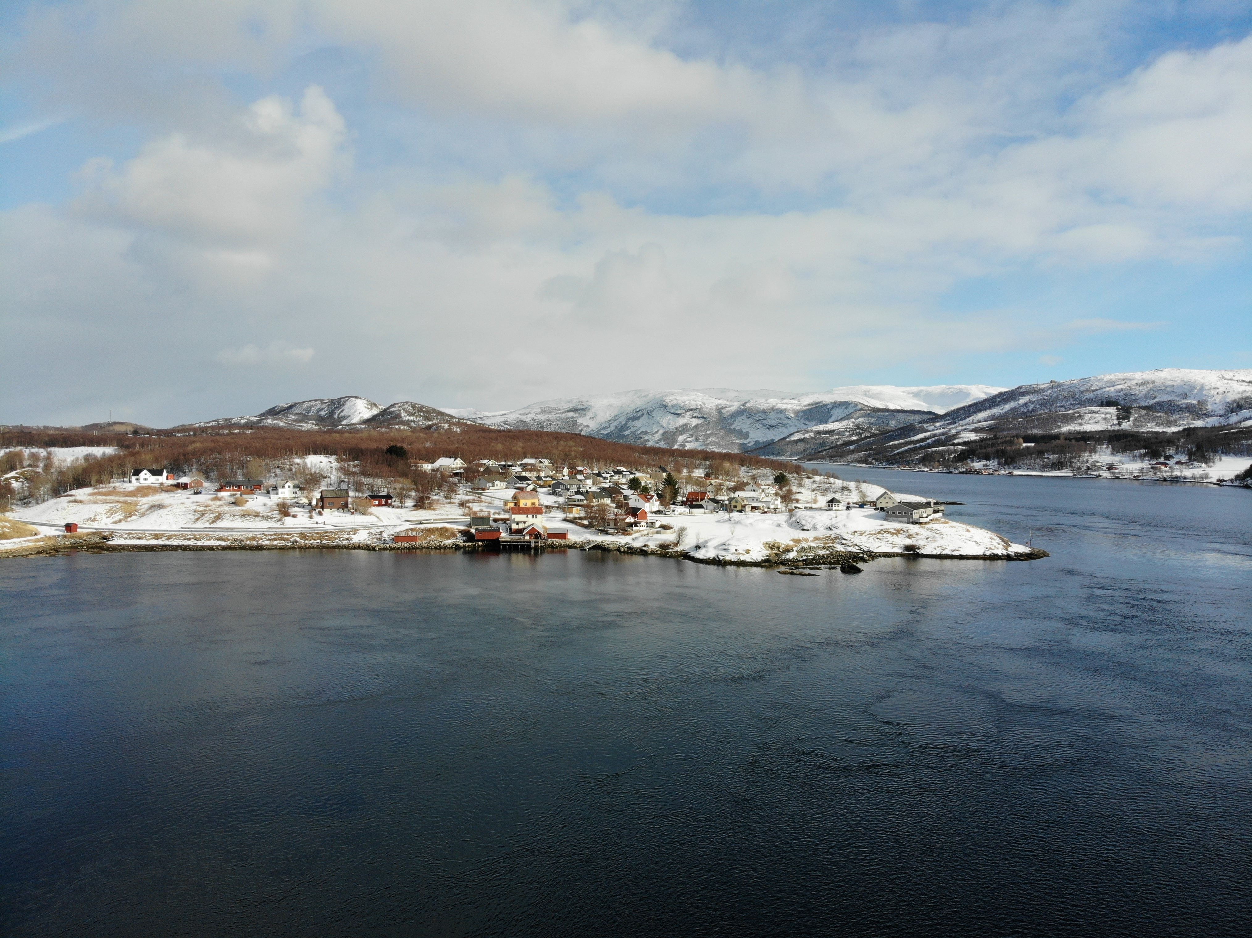 Photo d une petite ville au bord du lac