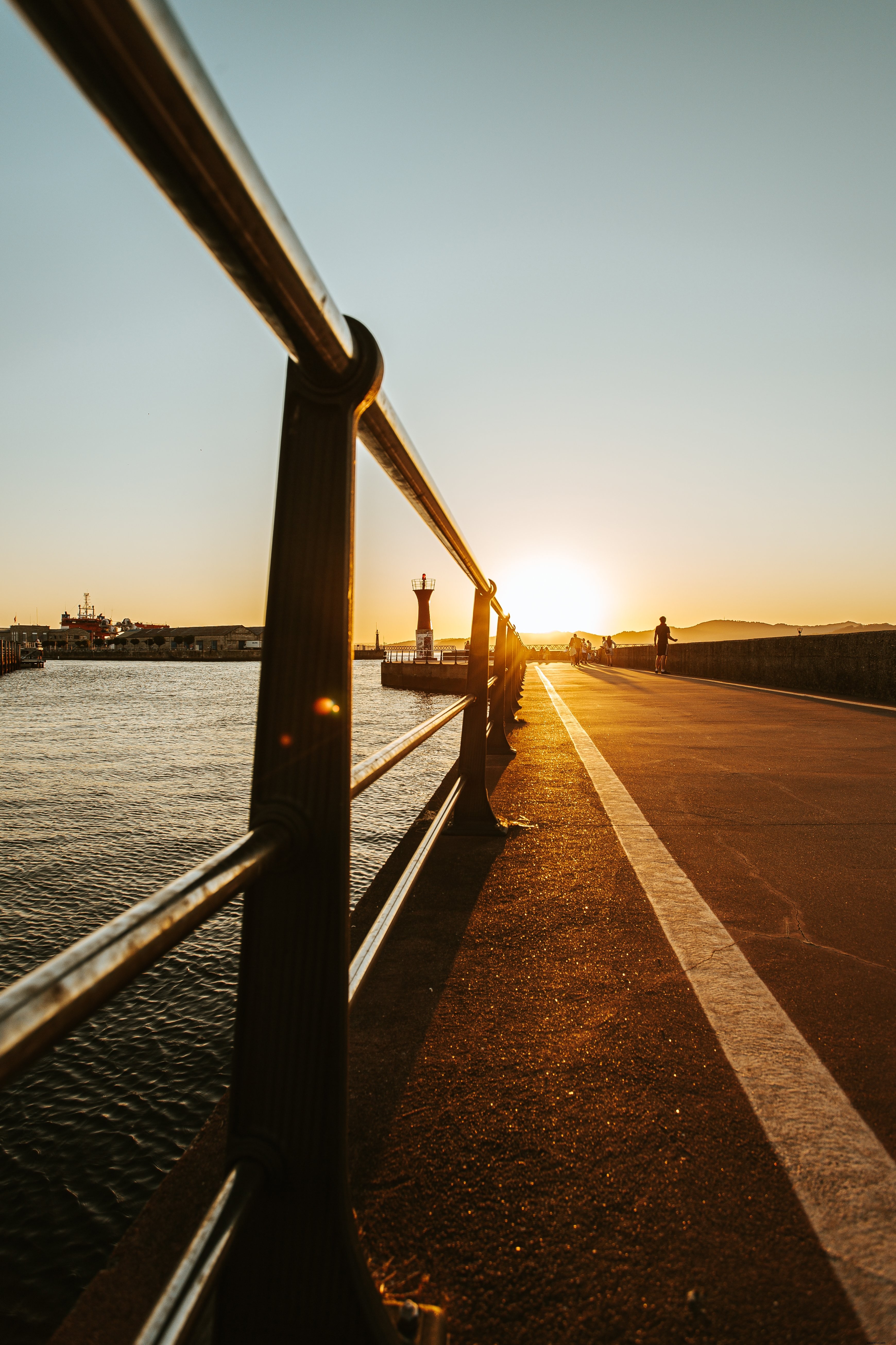 Photo d’une piste cyclable au bord de l’eau au coucher du soleil