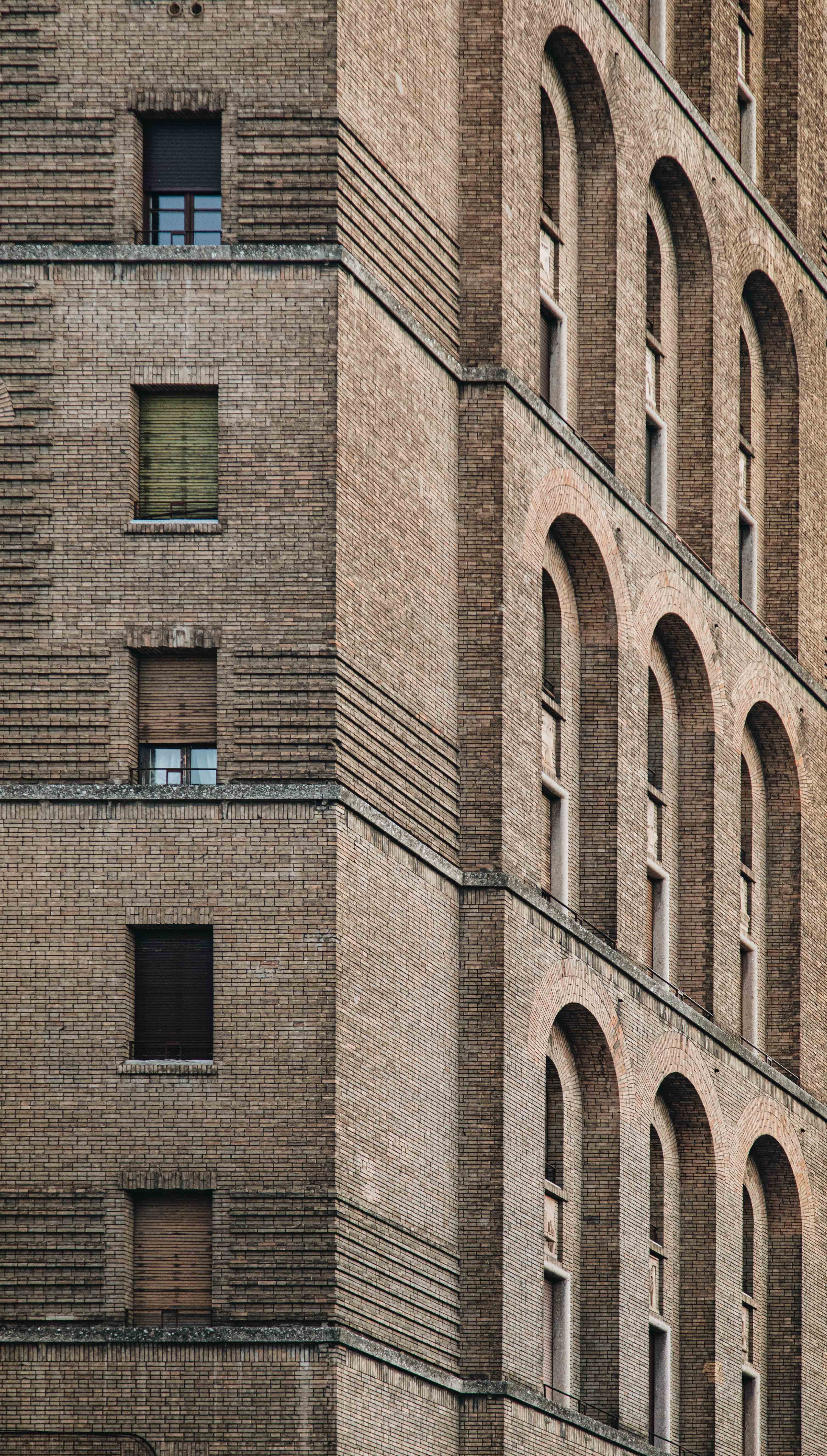 Gros plan d’un bâtiment en briques brunes, capturé avec Windows Photo