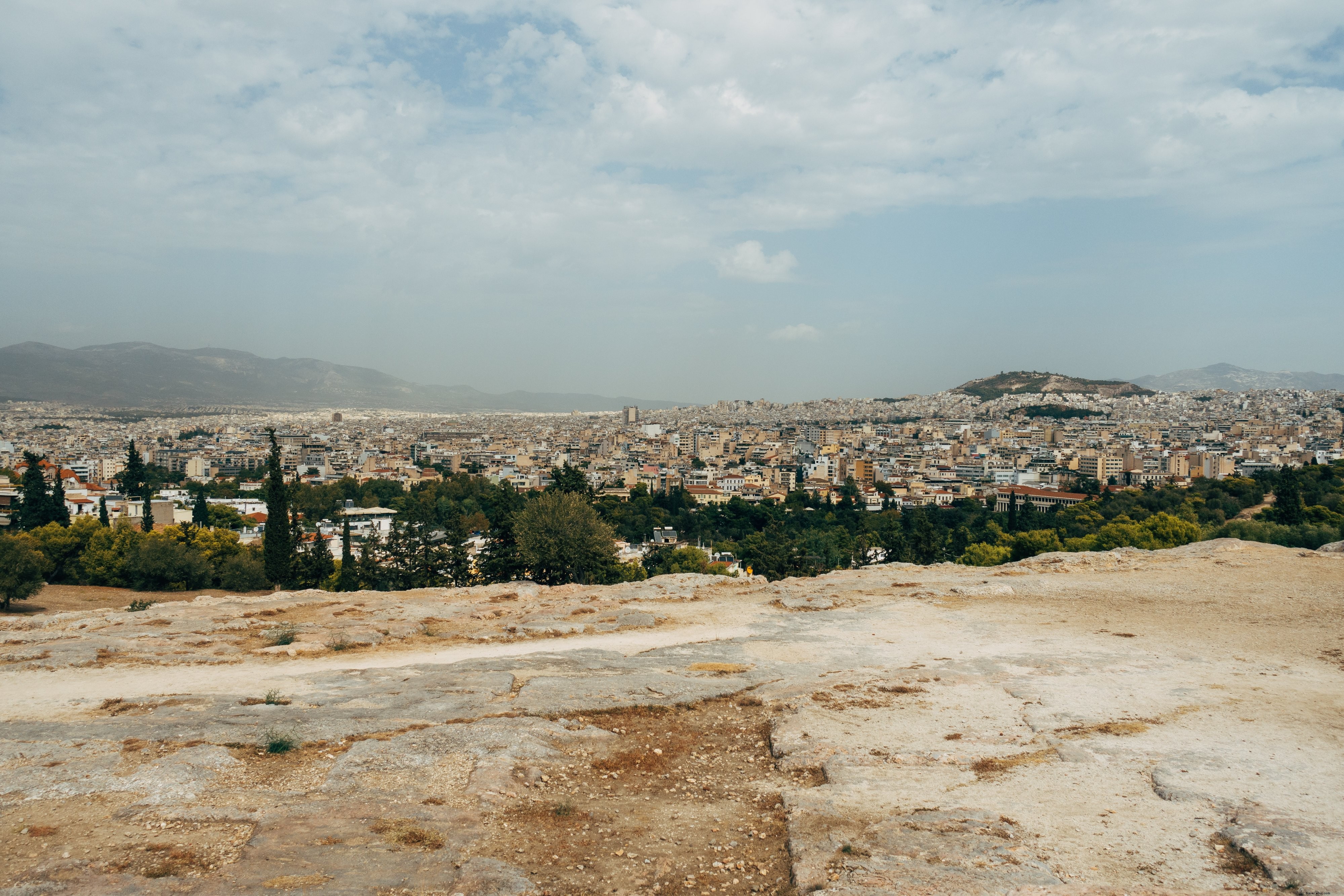 Vue panoramique de la ville depuis le sommet d’une colline rocheuse