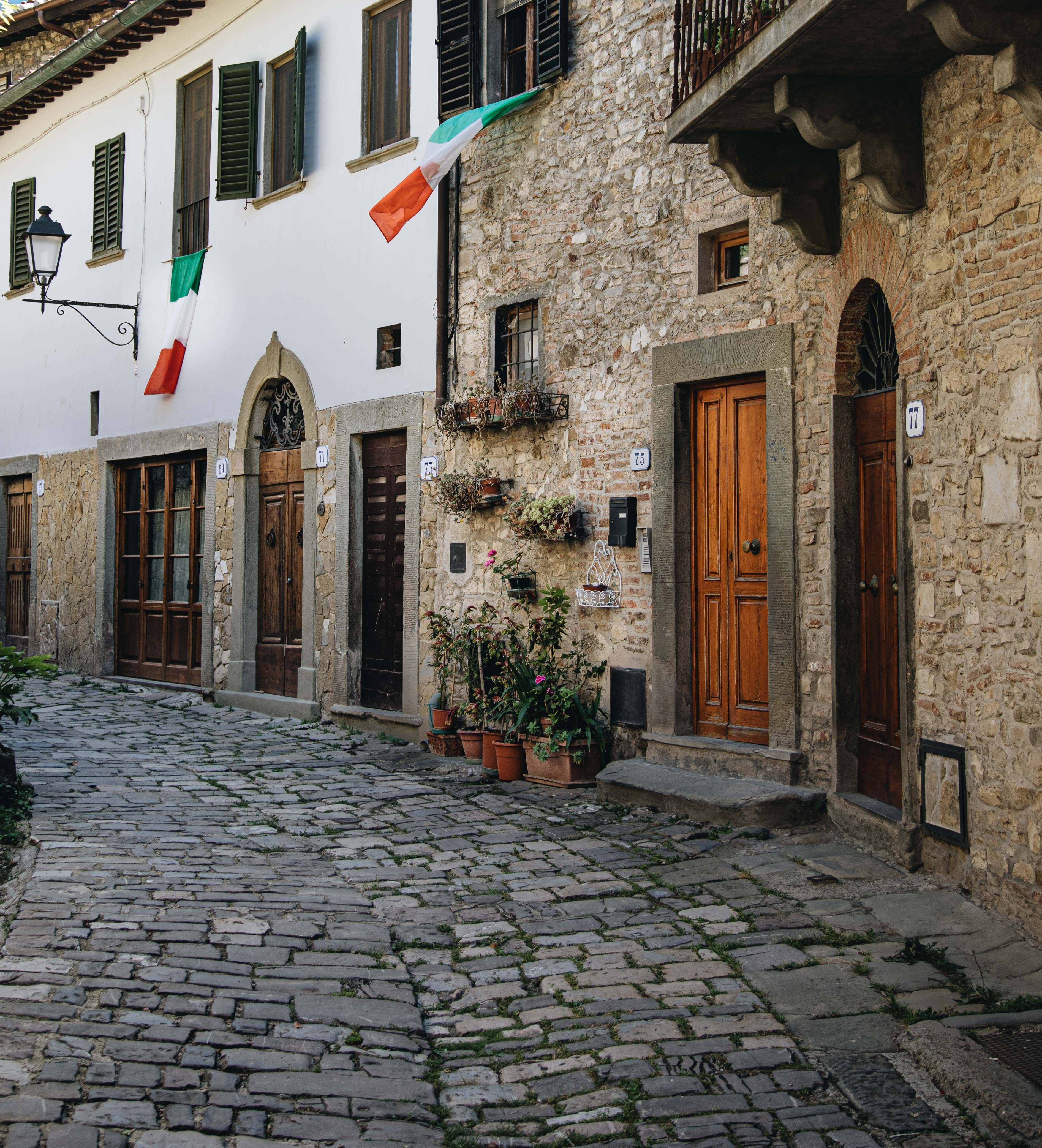 Photo : petites maisons sur une rue pavée