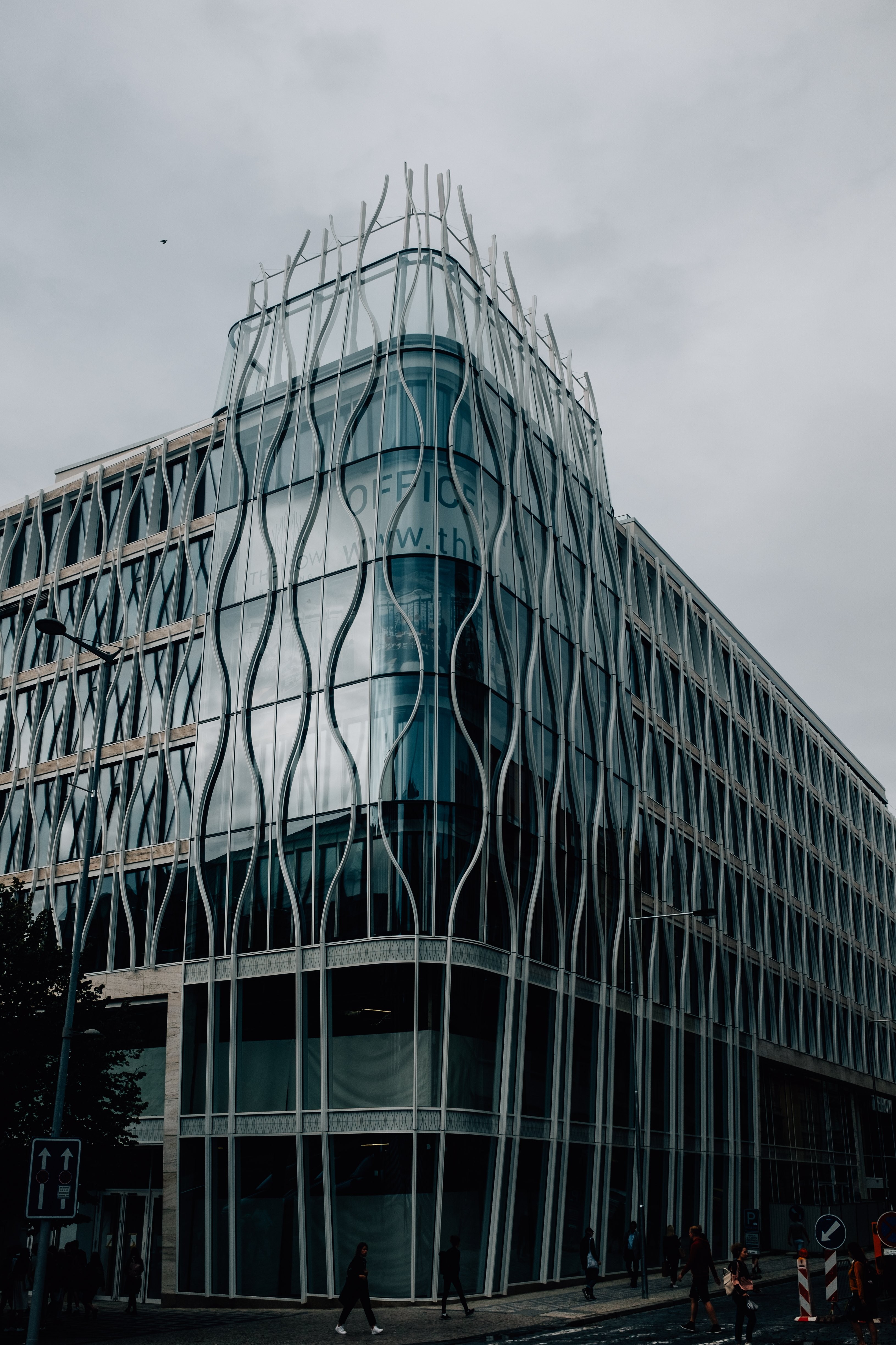 Photo du bâtiment municipal en métal et verre