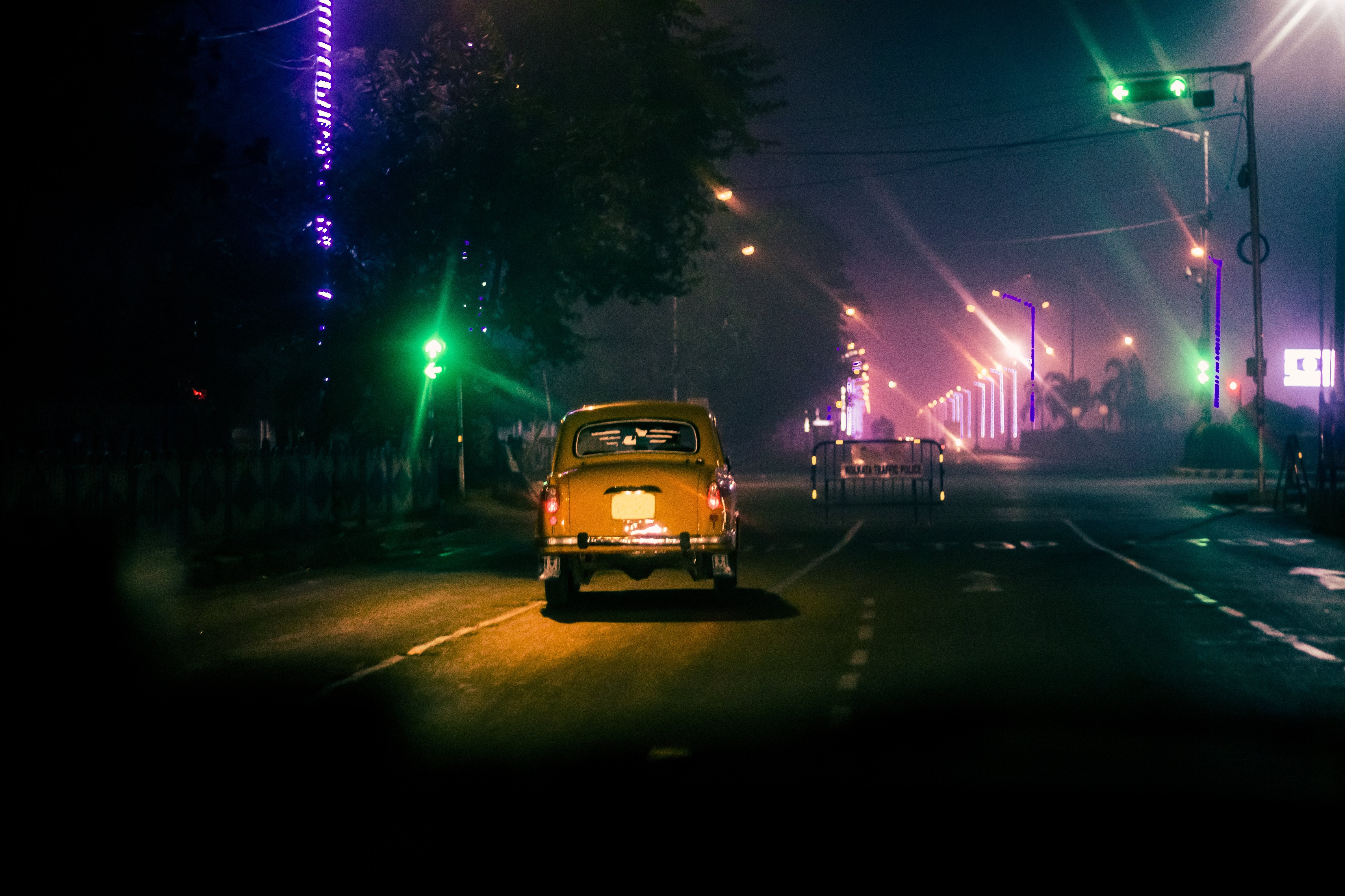 Photo : Un taxi parcourt une rue déserte la nuit