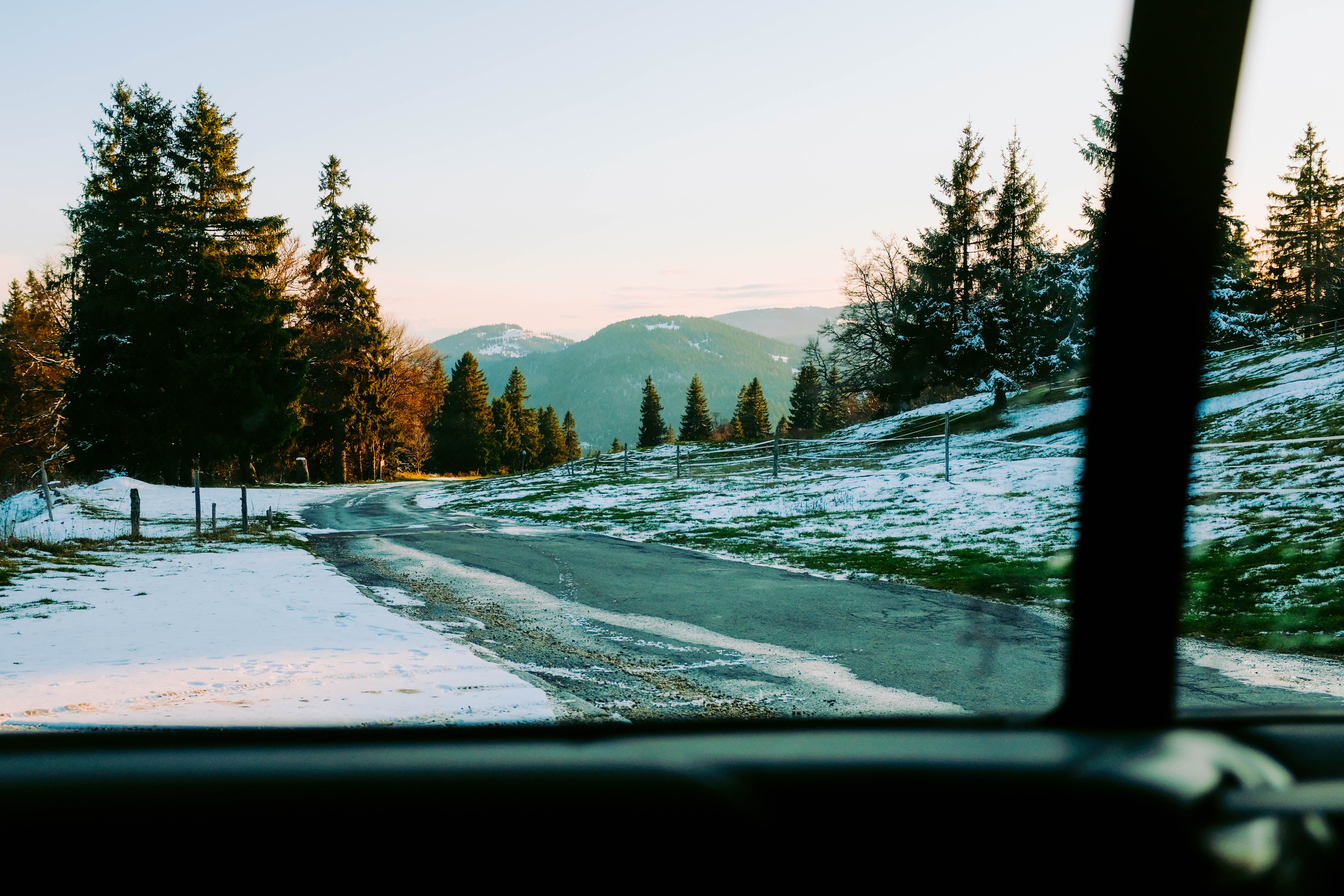 Vue d une voiture à travers une photo