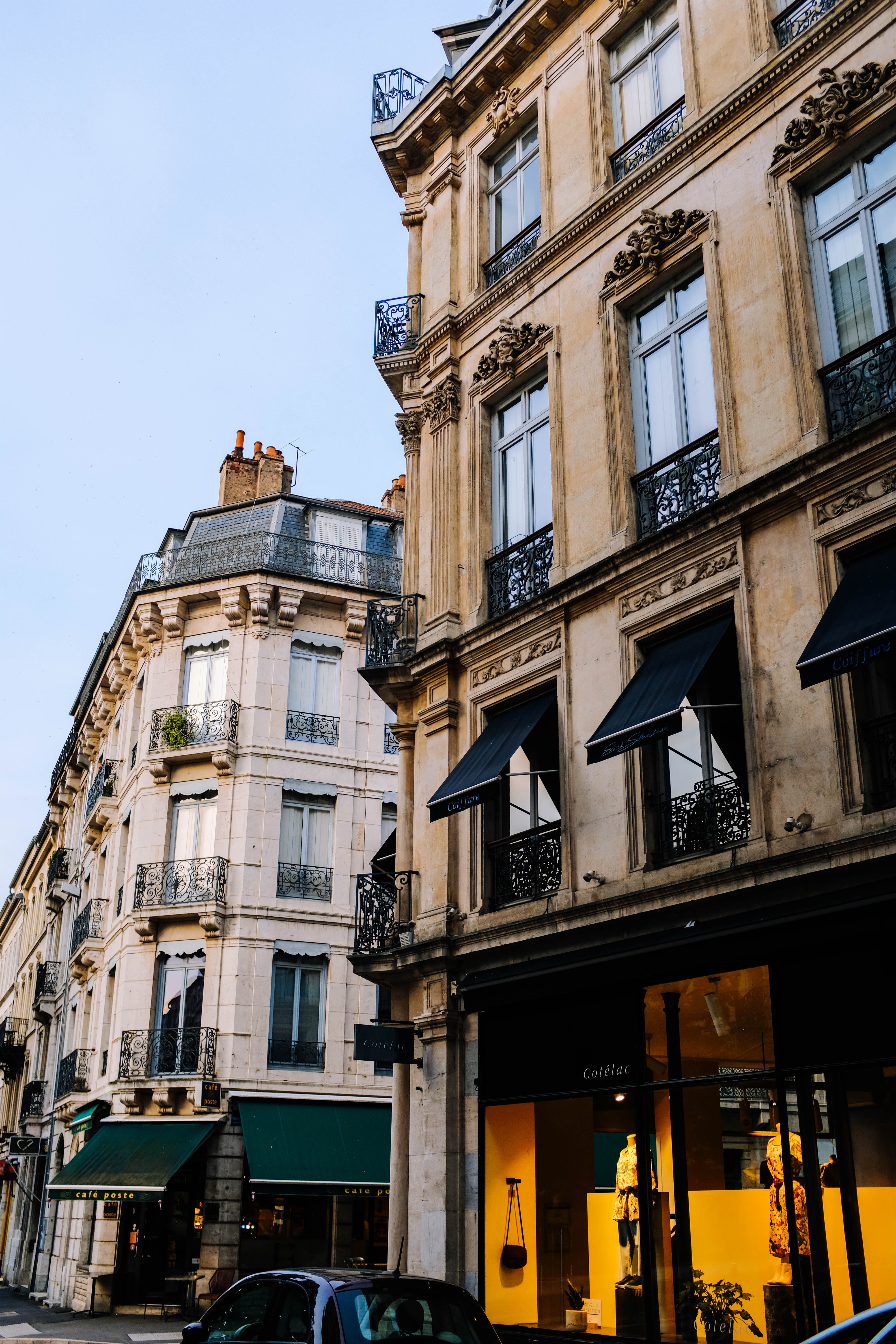 Boutiques dans un coin de rue paisible