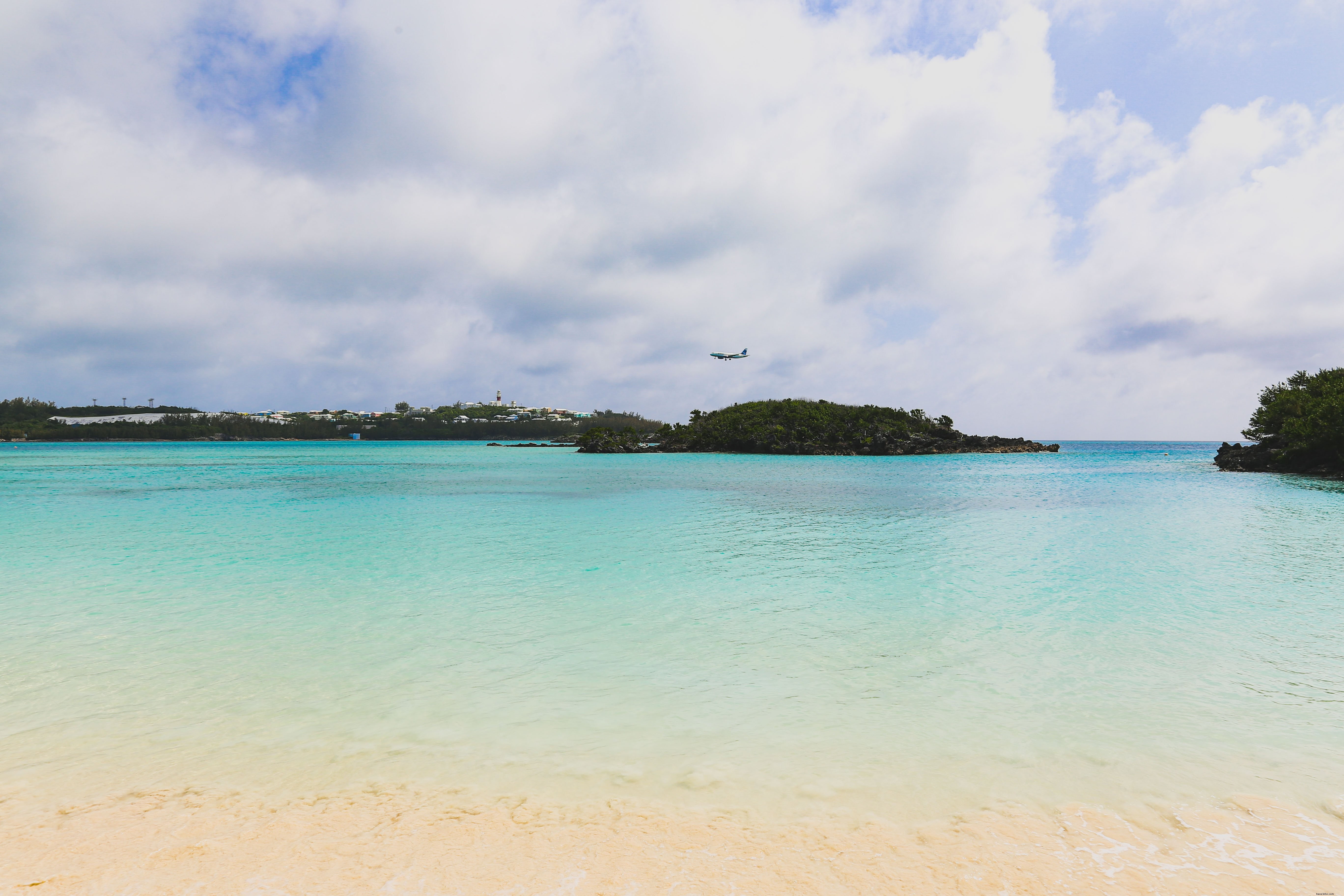 Un avion survole une plage tropicale