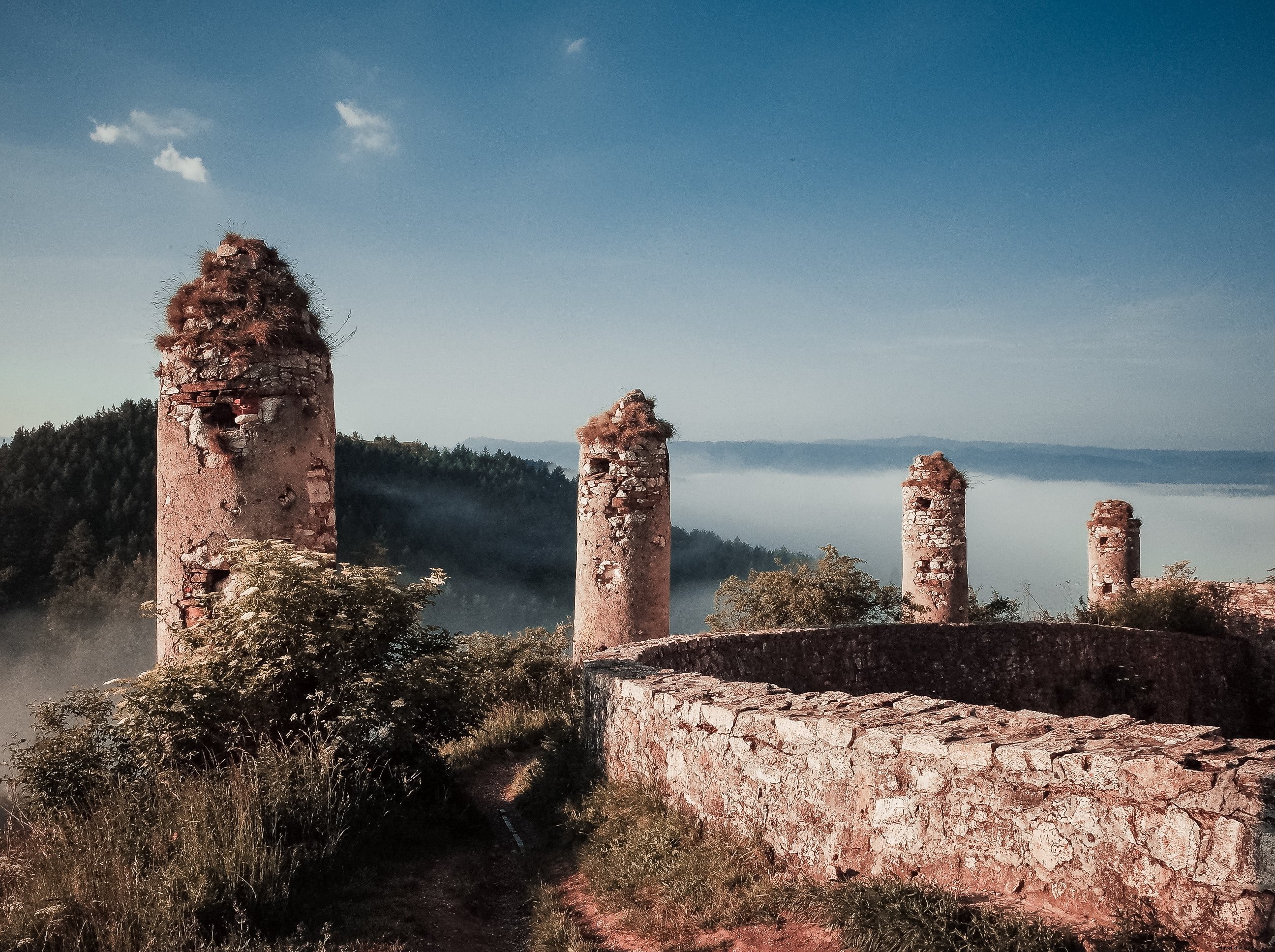 Ruines envahies par l herbe offrant une vue sur les sommets montagneux