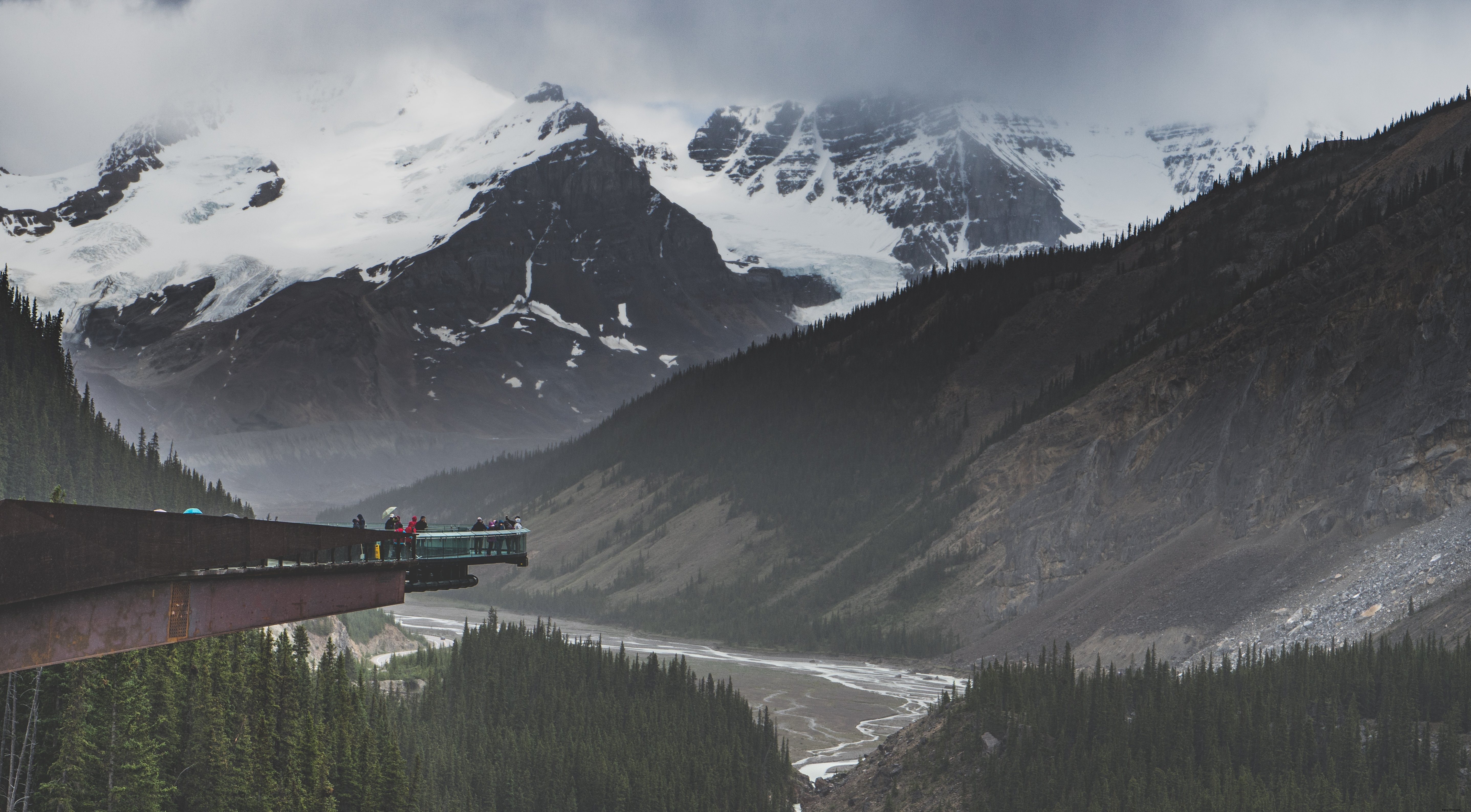 Des touristes capturent une photo avec vue sur les montagnes