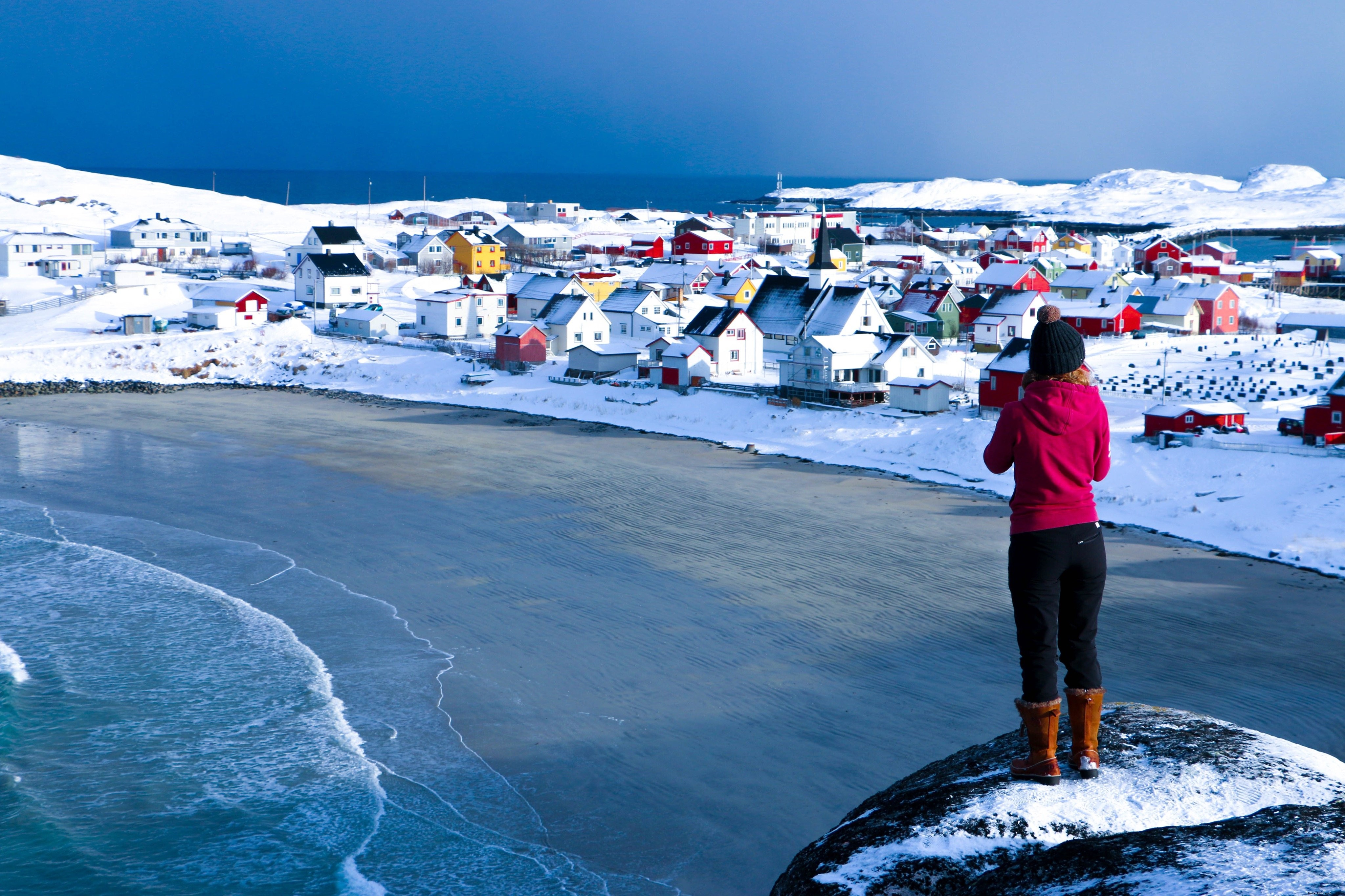 Falaises sur une plage de sable en hiver et maisons colorées – Photo