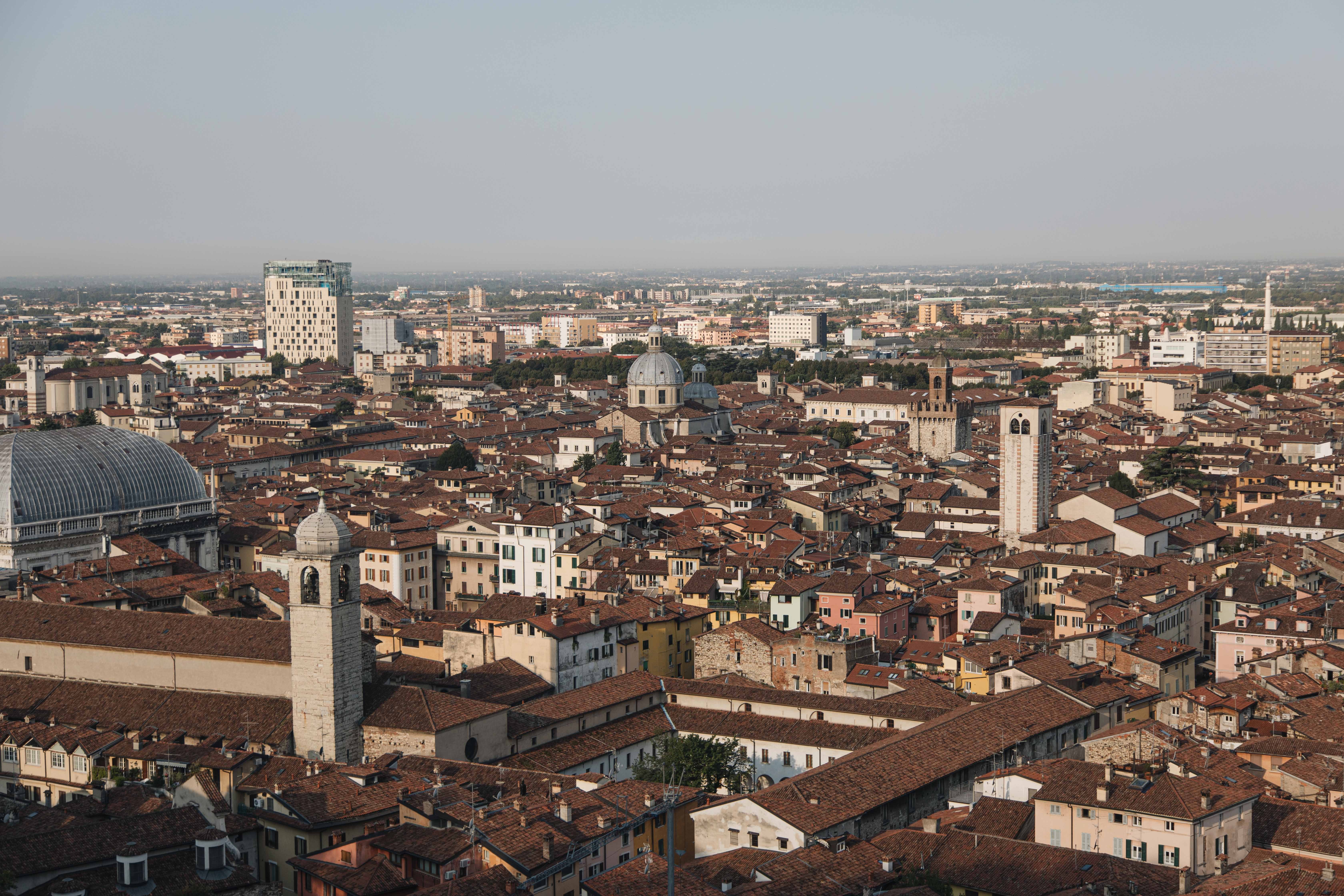 Photo : Toits surplombant une ville bondée