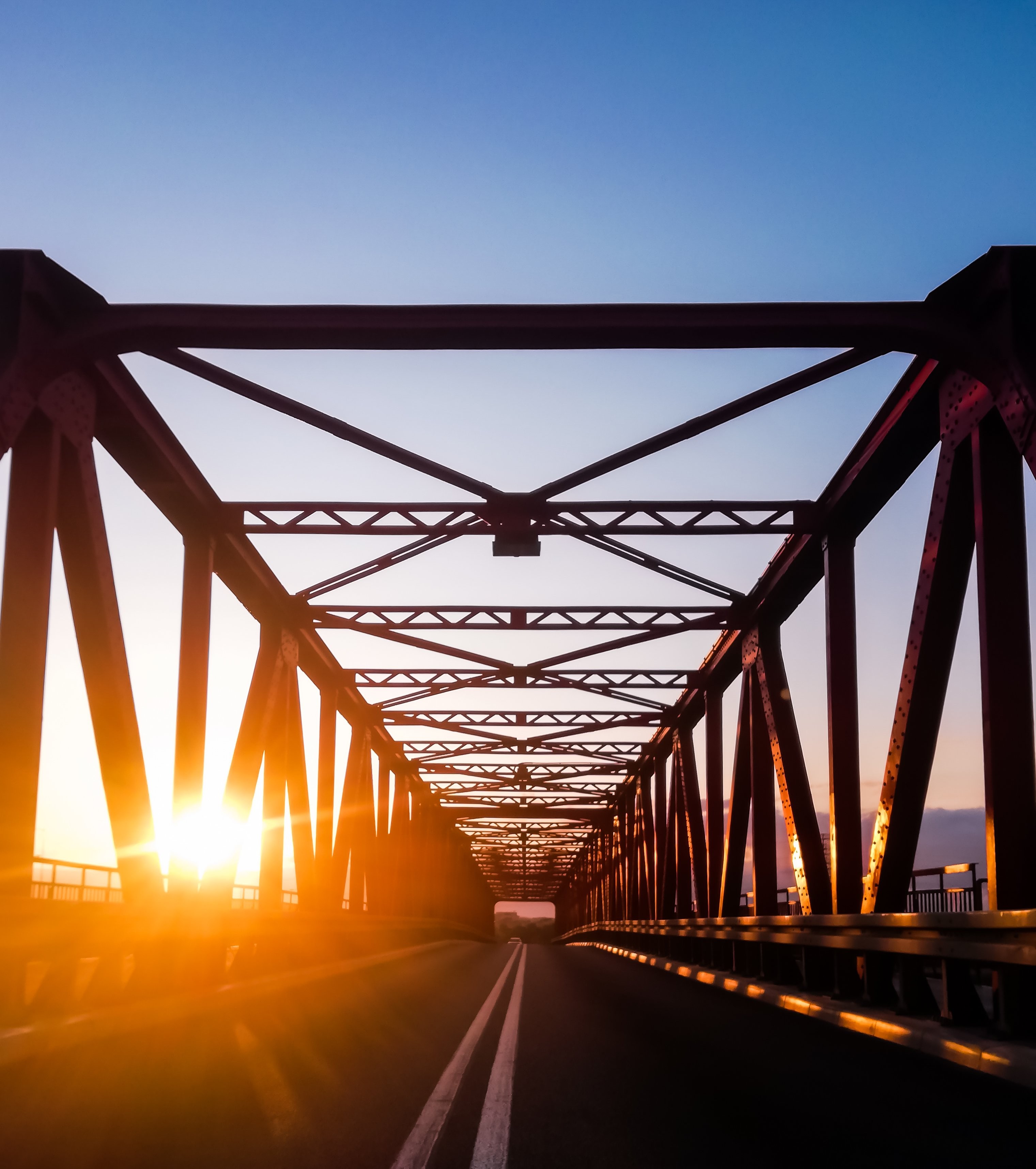 Coucher de soleil sur un pont pavé – Photo de route