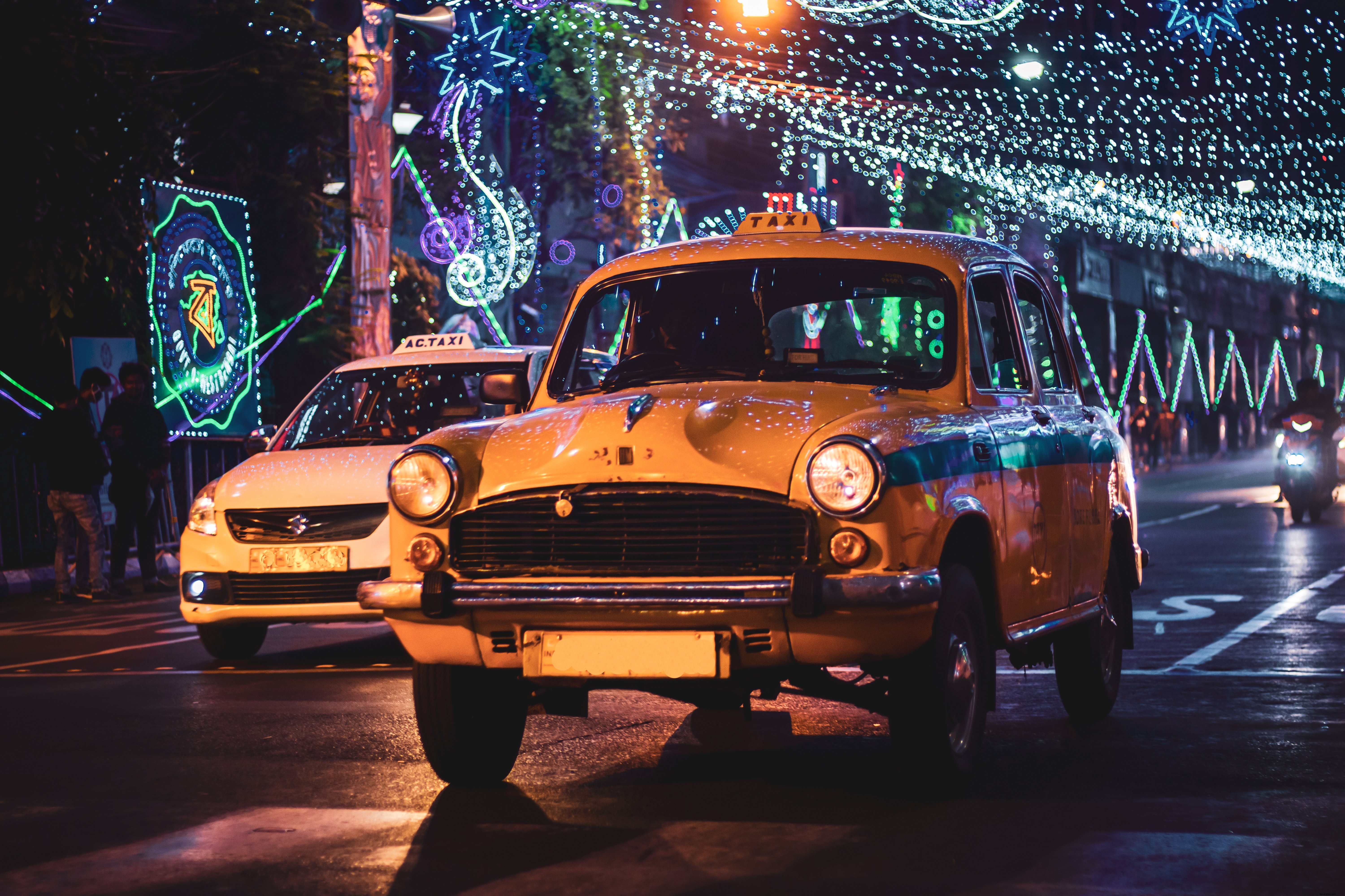 Photo d un taxi éclairé par des guirlandes lumineuses la nuit