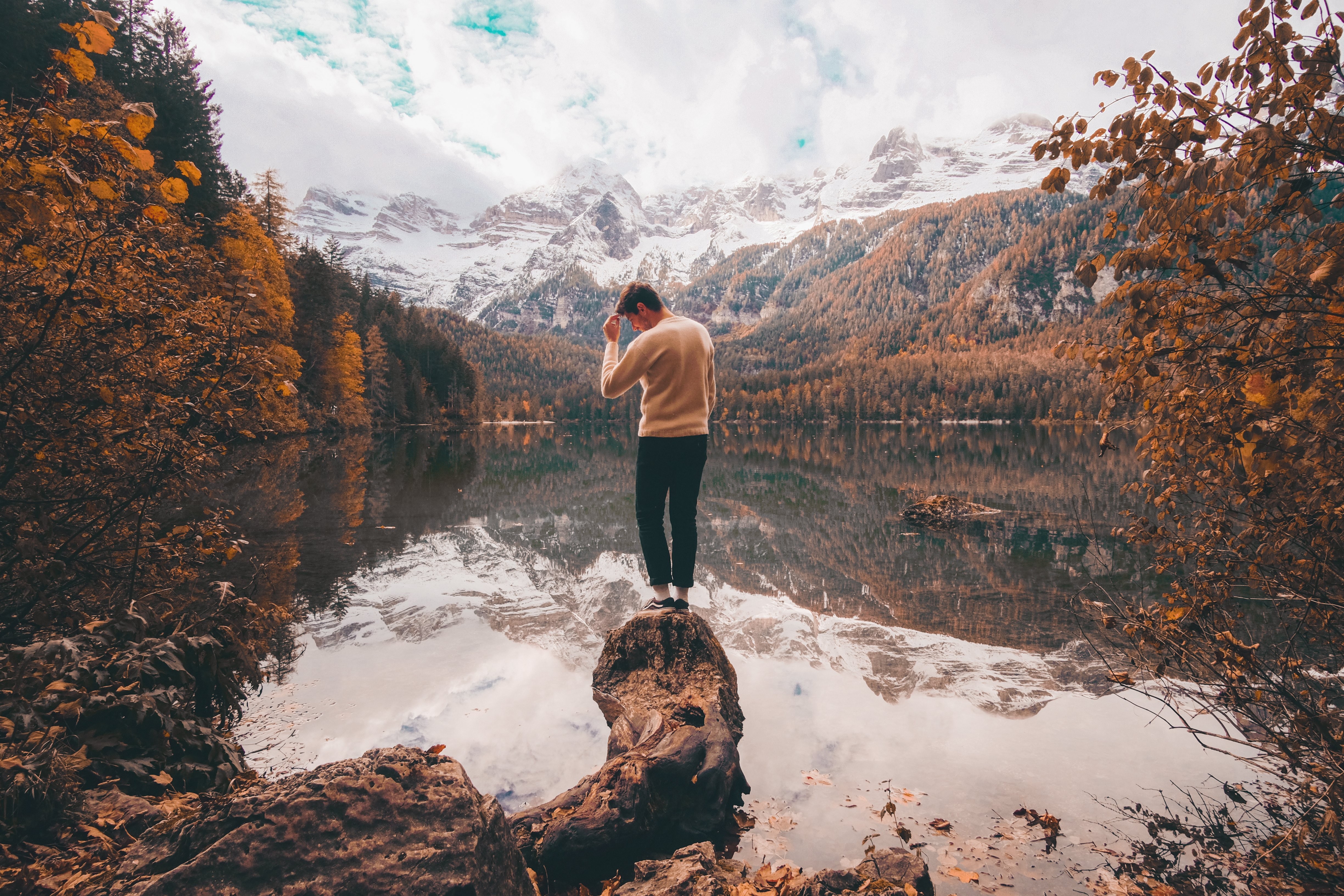 Photo d une personne entourée de couleurs d automne et de montagnes enneigées