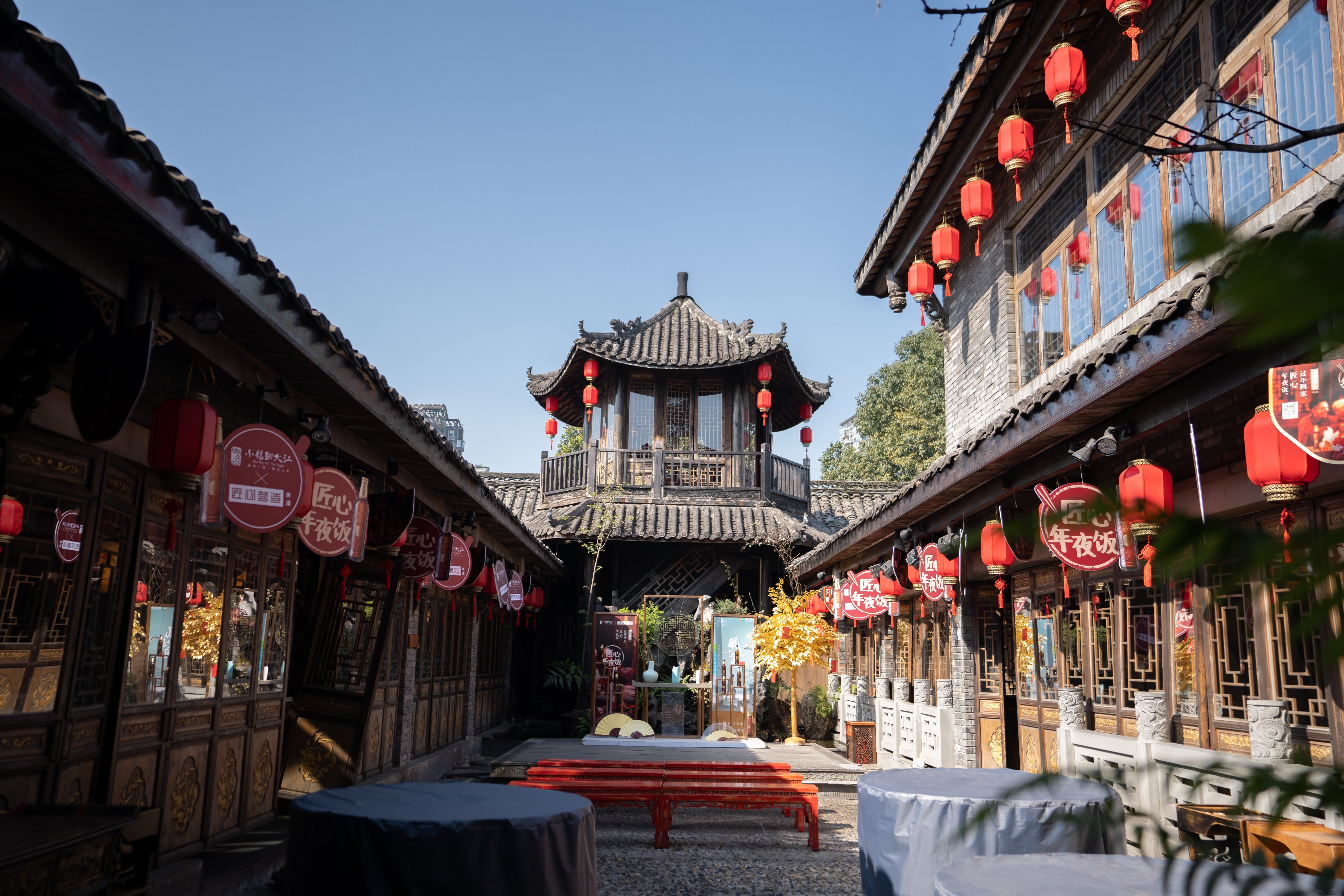 Cour ouverte décorée de lanternes rouges à chaque porte