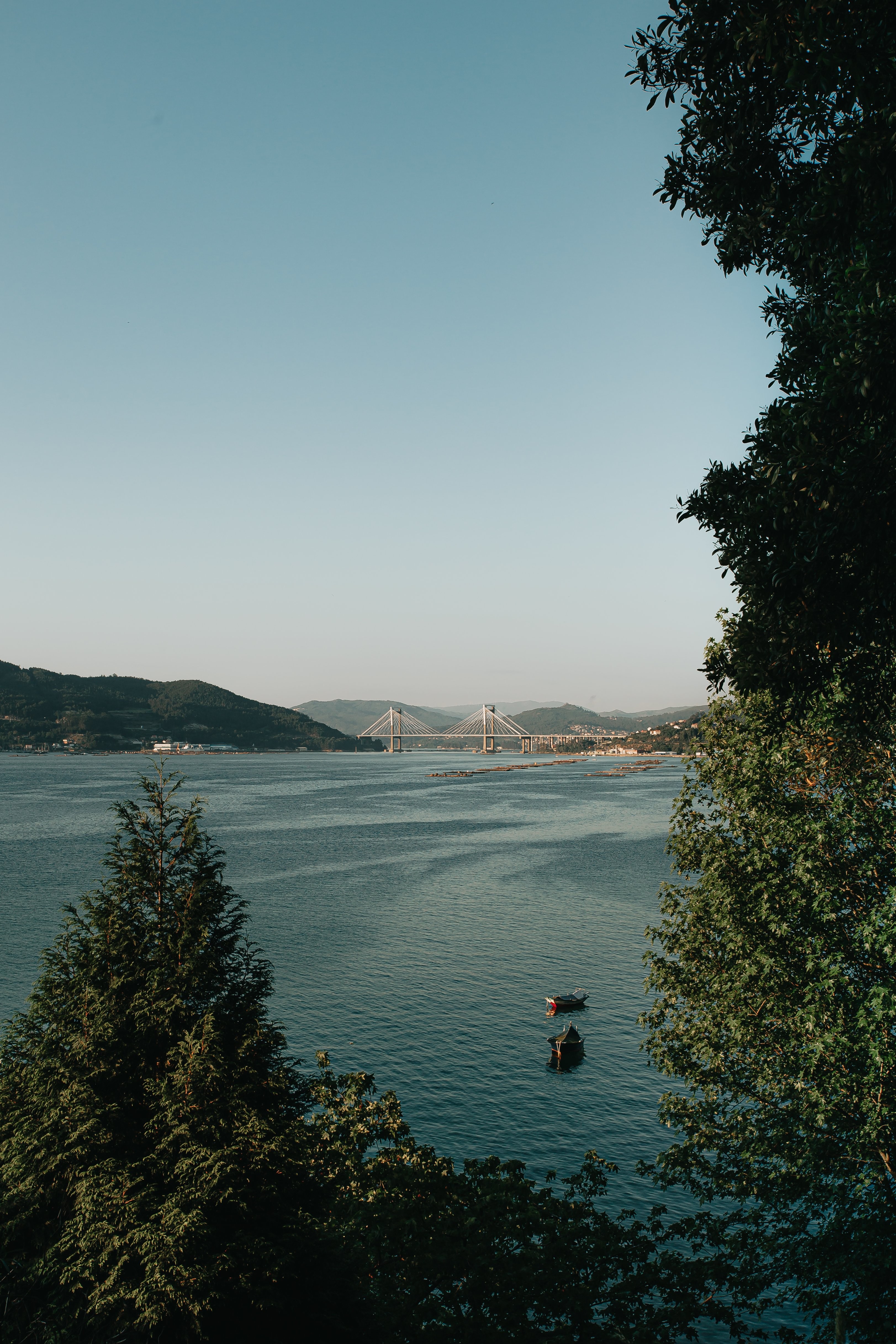 Vue aérienne de deux bateaux sur la colline