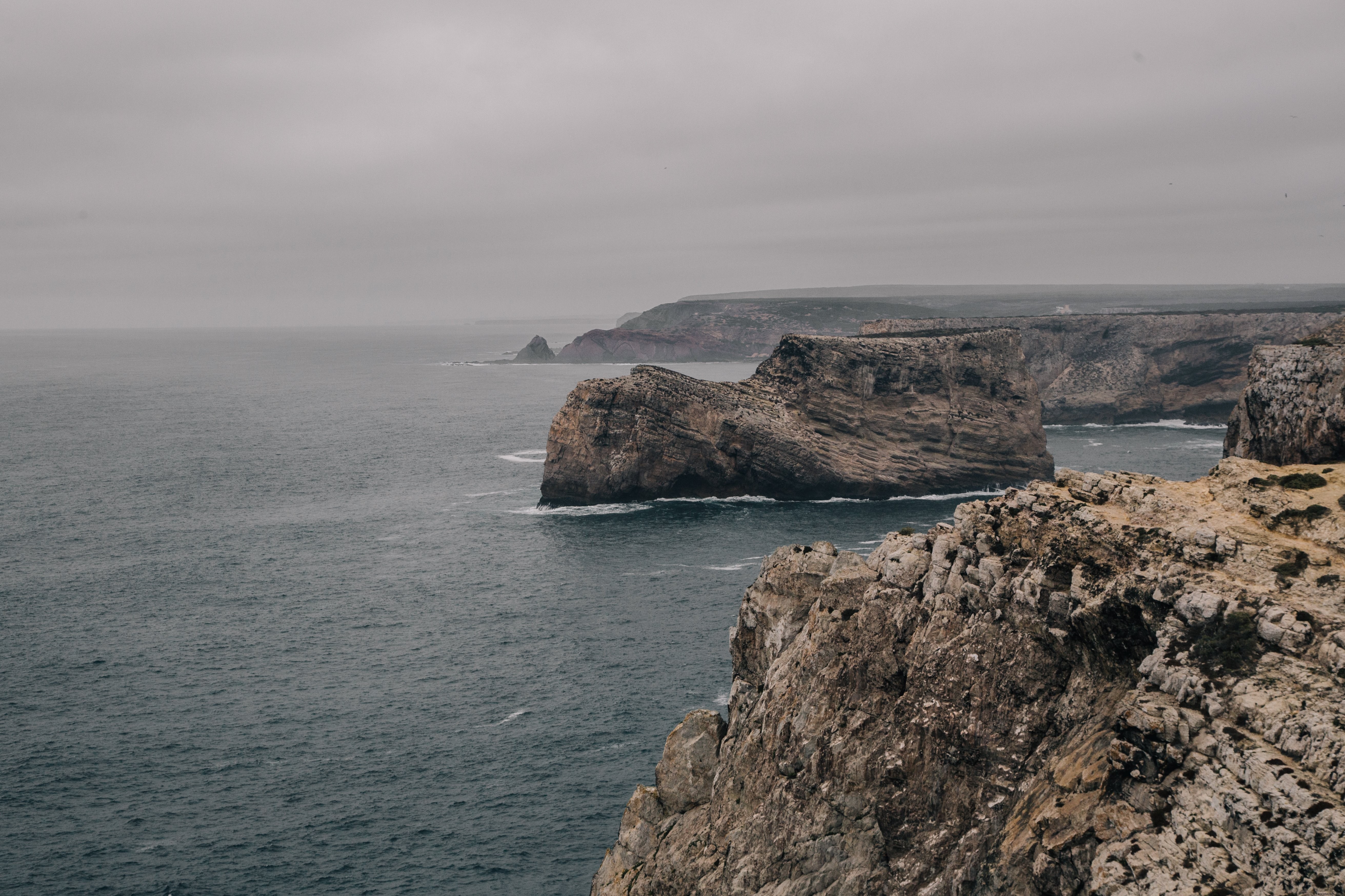 Falaises rocheuses face à la mer grise et froide – Photo