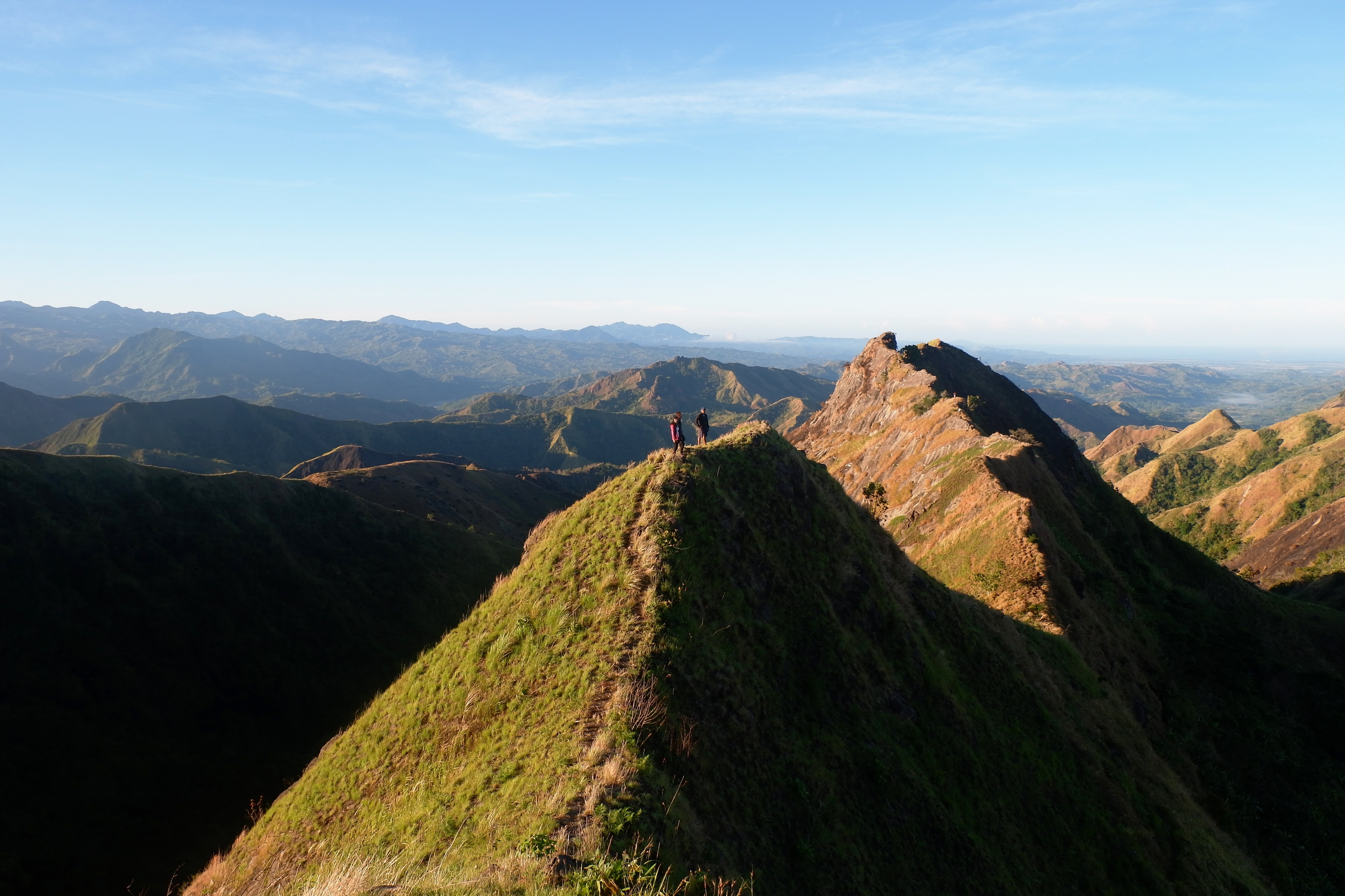 Les randonneurs longent le pic de la montagne