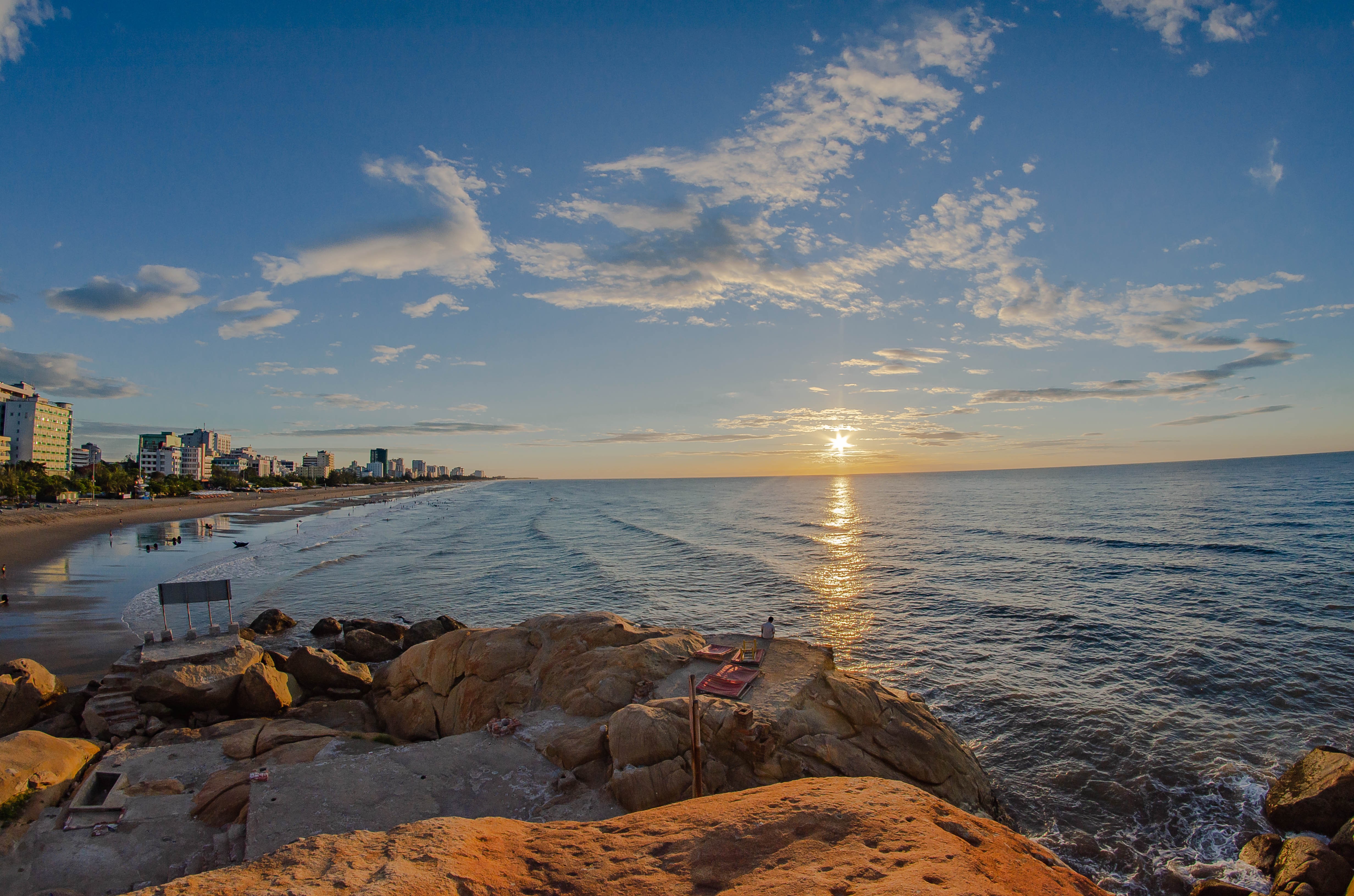Coucher de soleil sur l eau calme le long de la côte urbaine