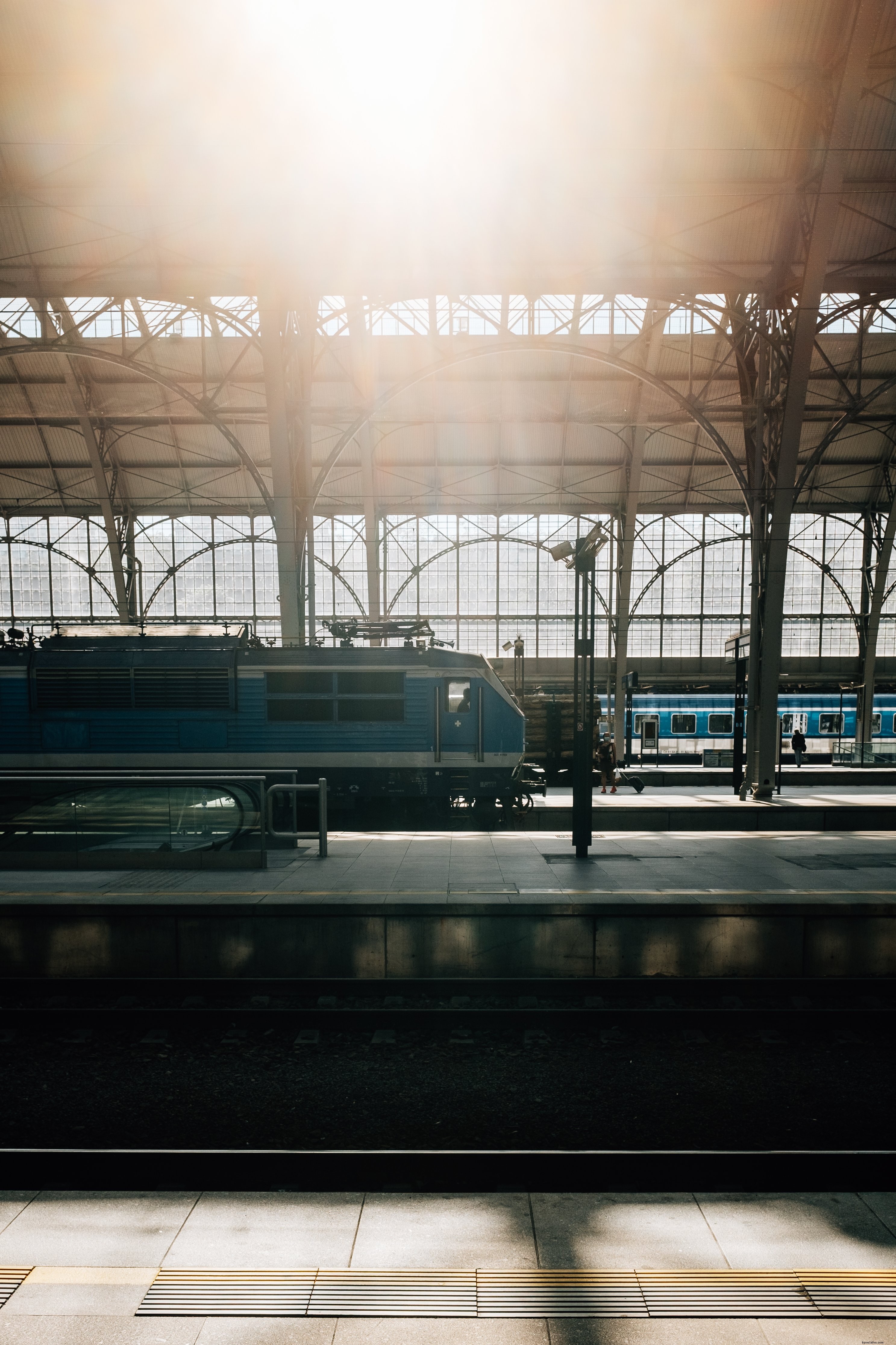 Gare avec deux trains bleus – Photo en attente