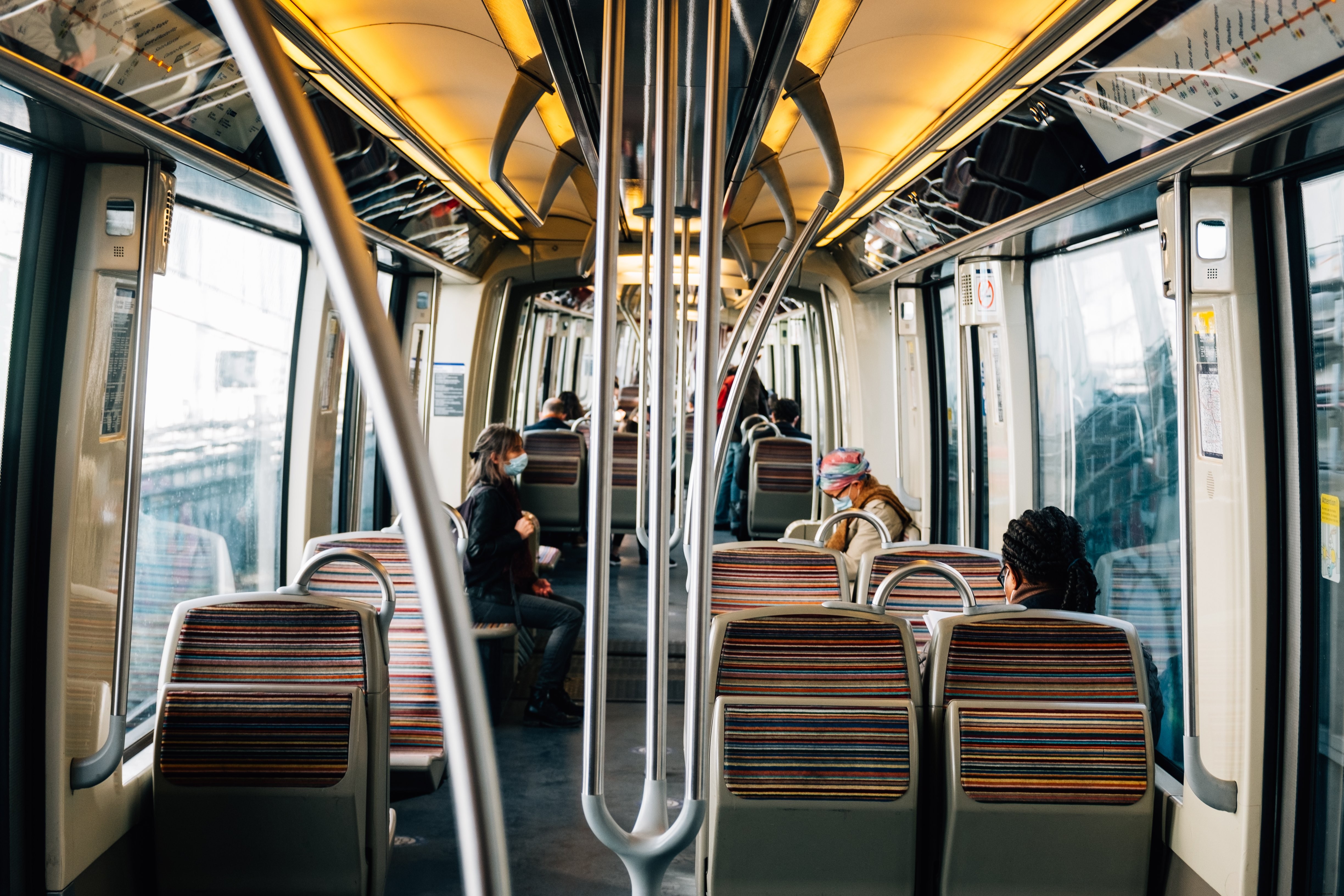 Passagers masqués dans un bus