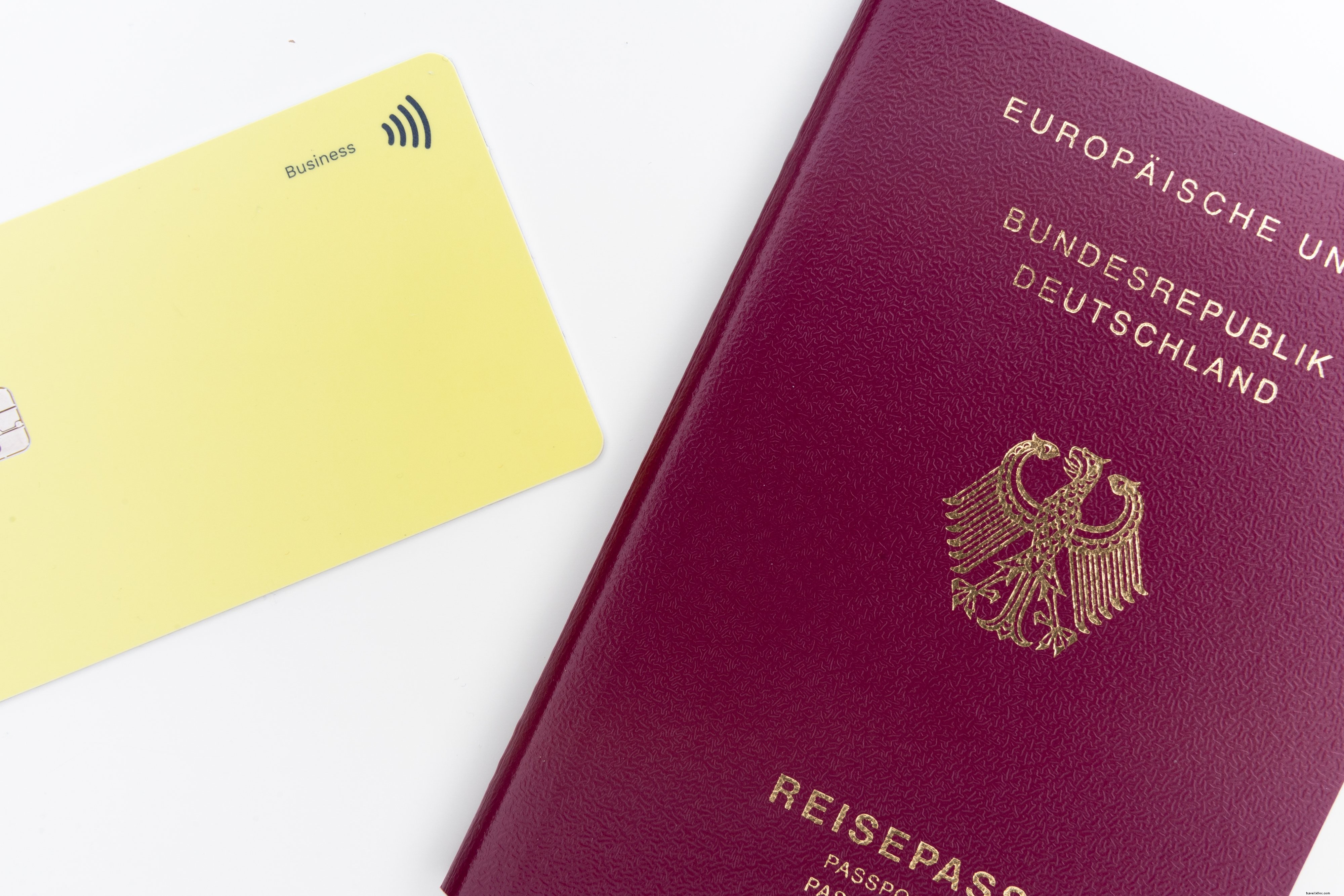 Carte jaune et photo flatlay du passeport rouge et or