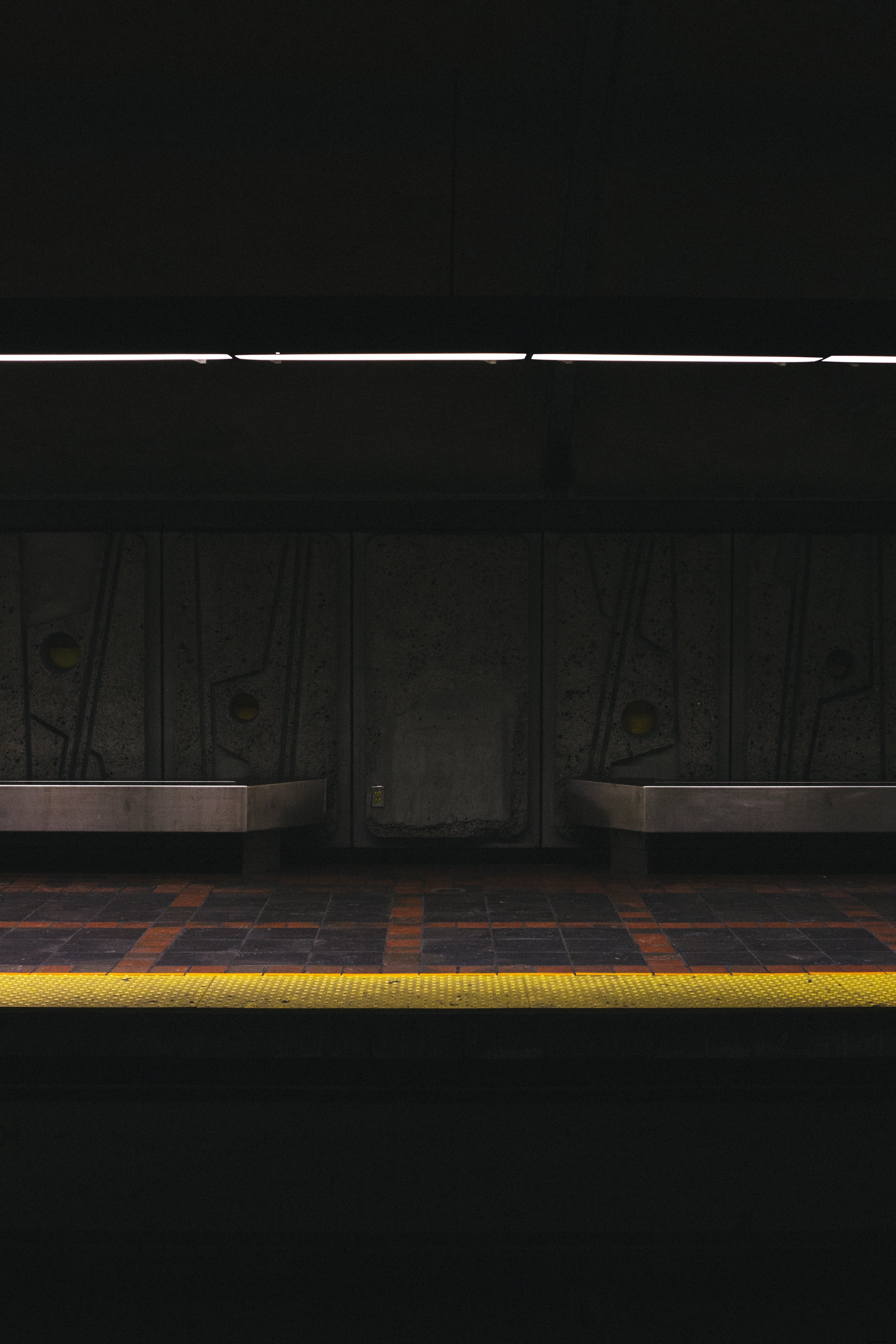 Photo d une plateforme de métro à faible luminosité