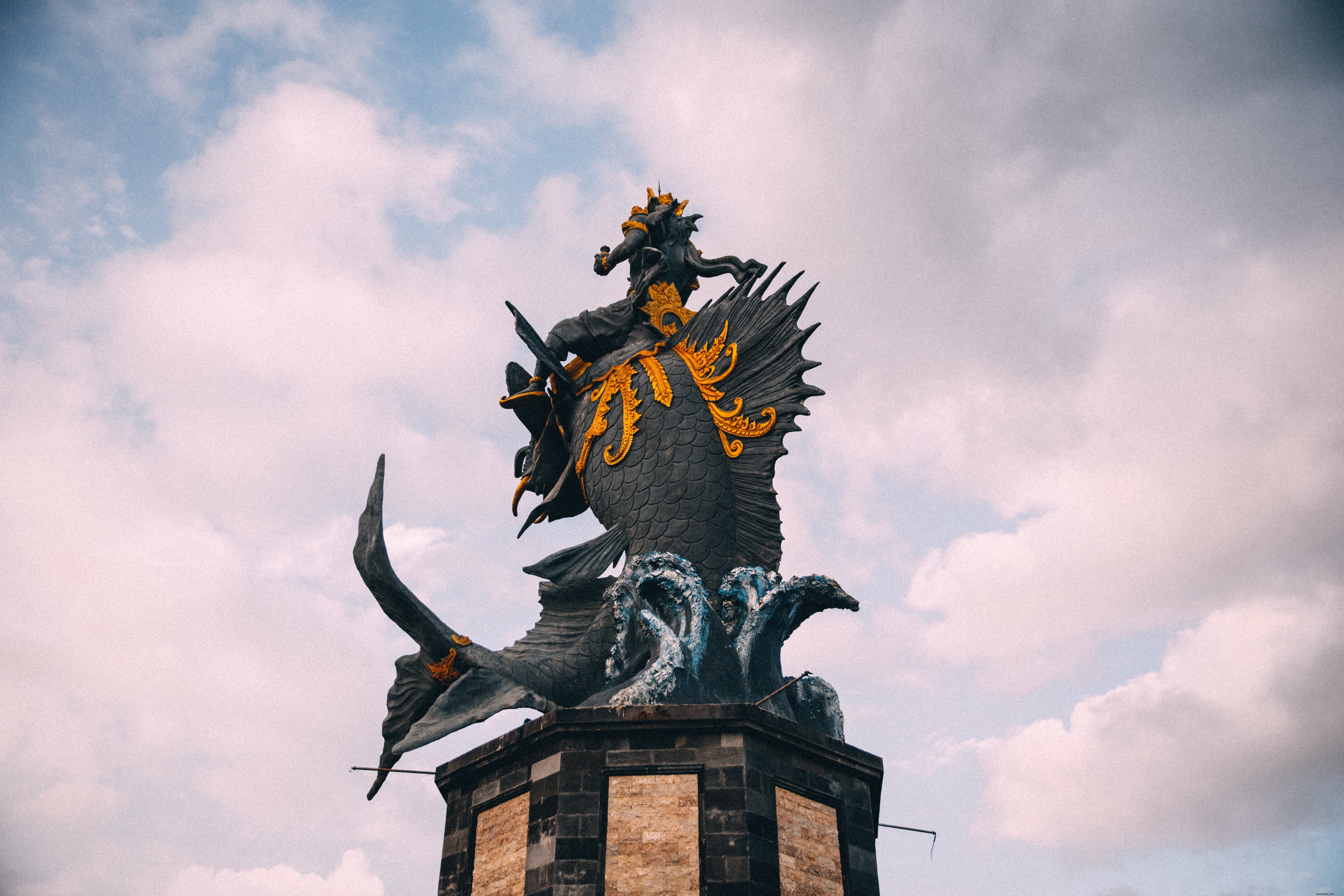 Photo d’une statue de Poséidon chevauchant un gros poisson sur une vague