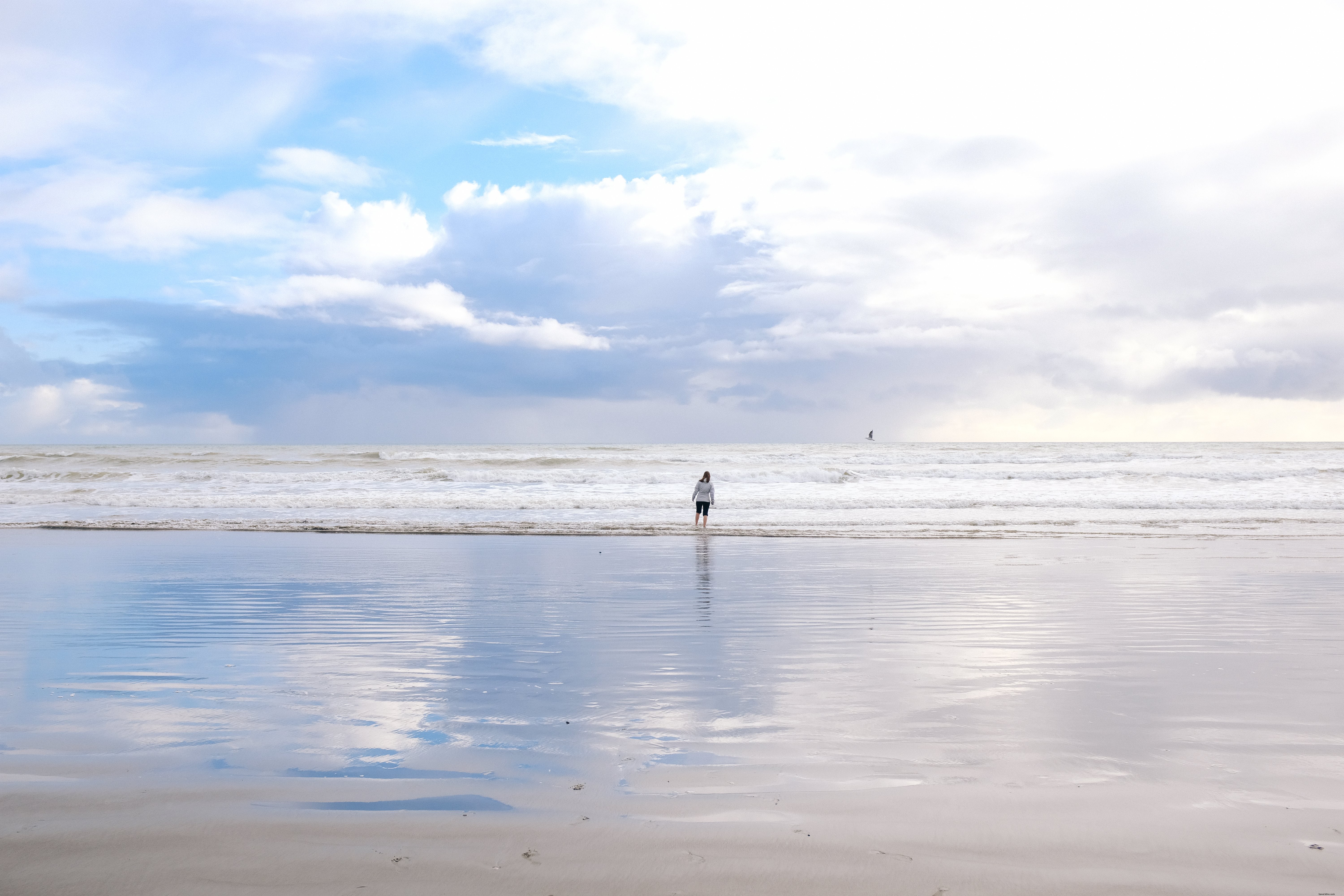 Femme pataugeant dans l eau à la plage – Photo