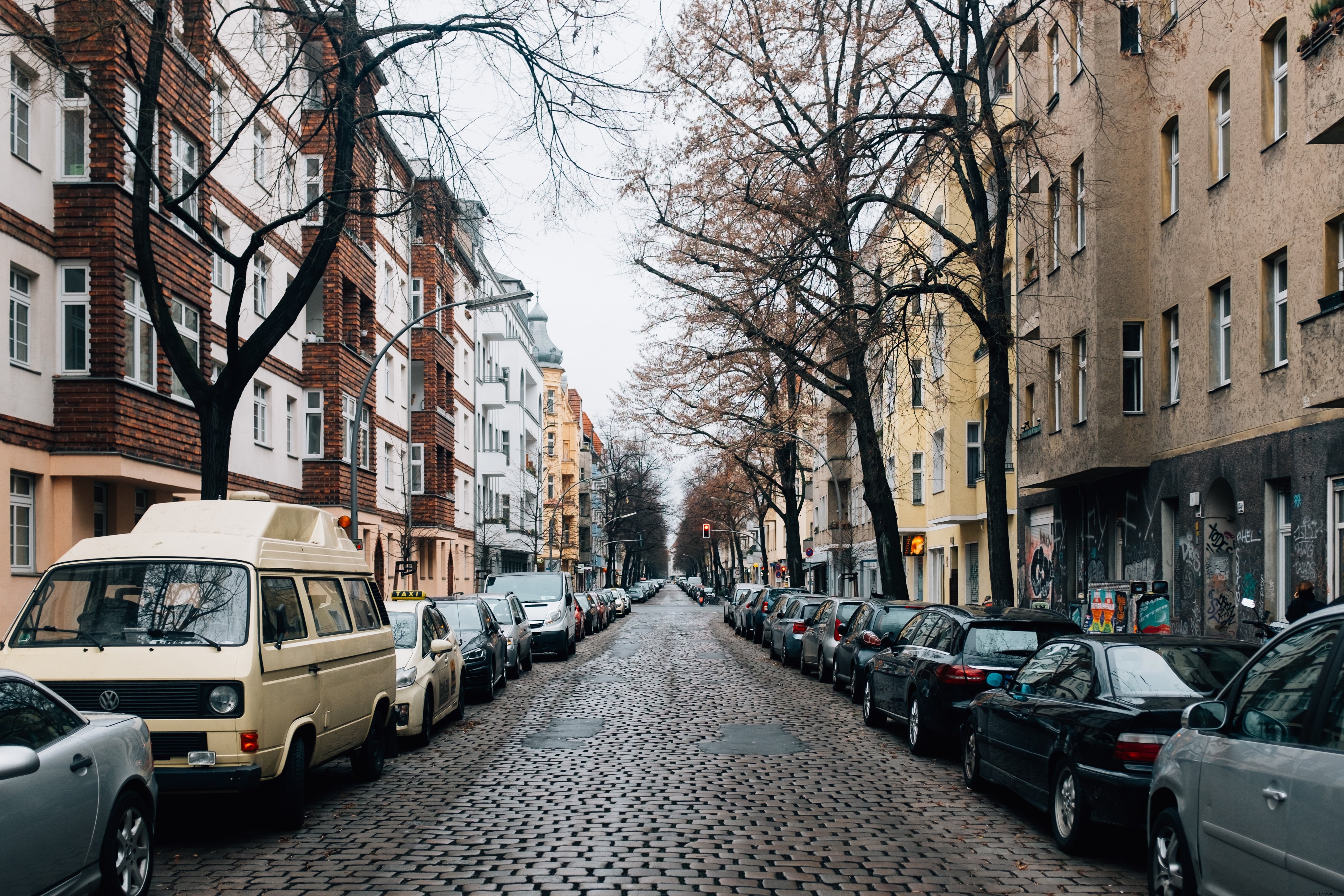 Photo d une rue résidentielle bordée de galets