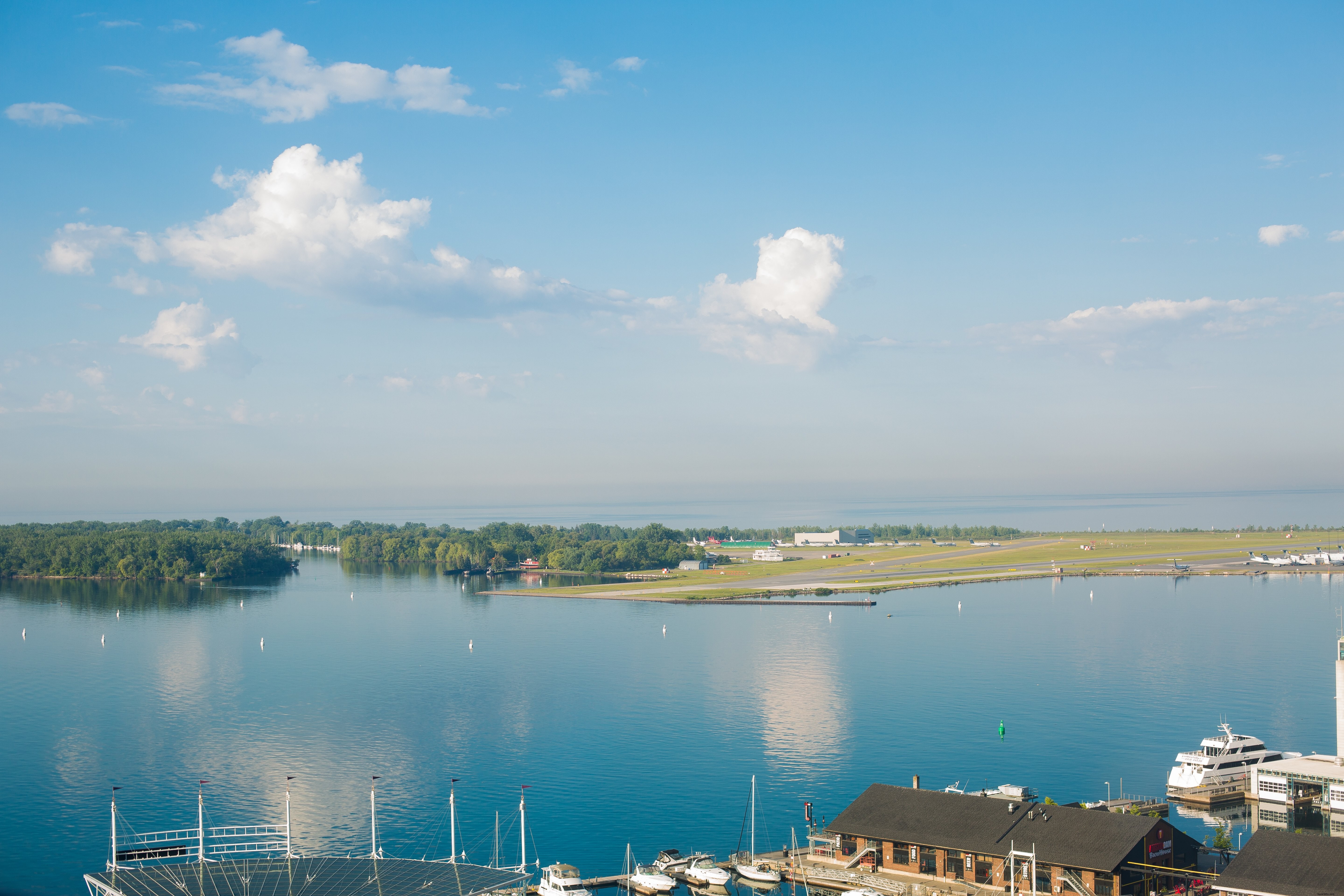 Vue d une marina et de l aéroport d une île