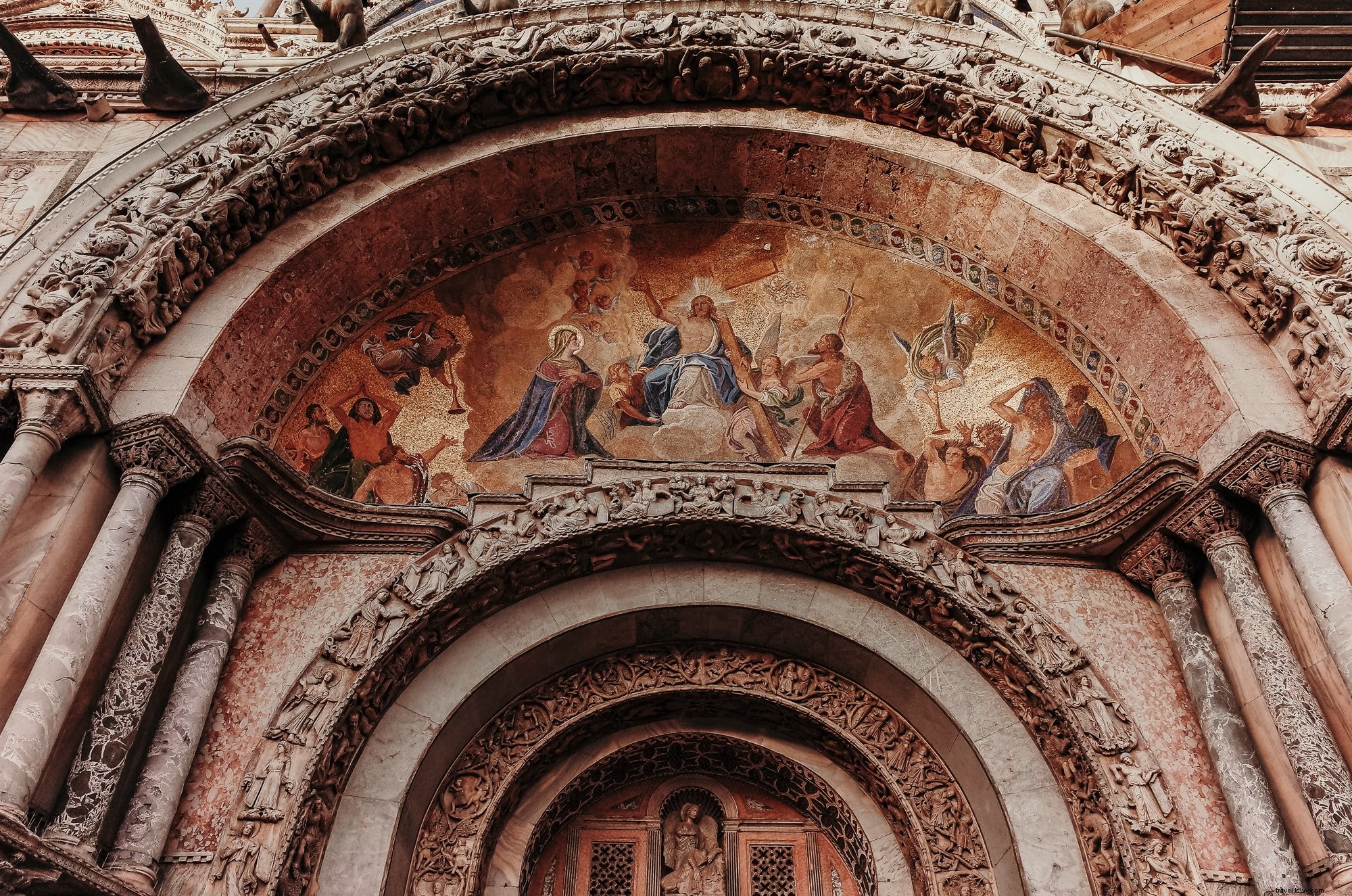 Alcôve d un immeuble ornée d une peinture religieuse
