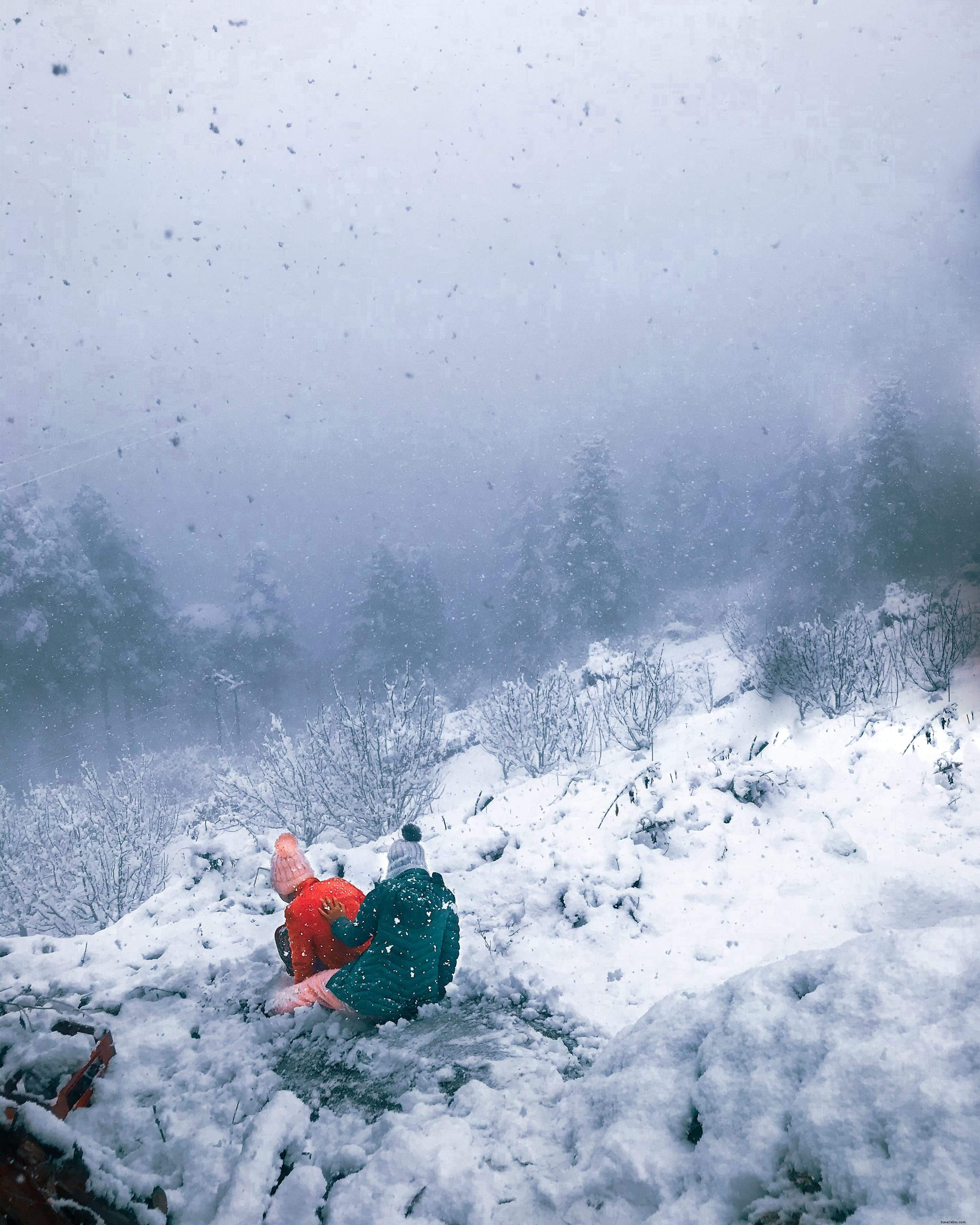 Deux personnes sur une colline sous d intenses chutes de neige
