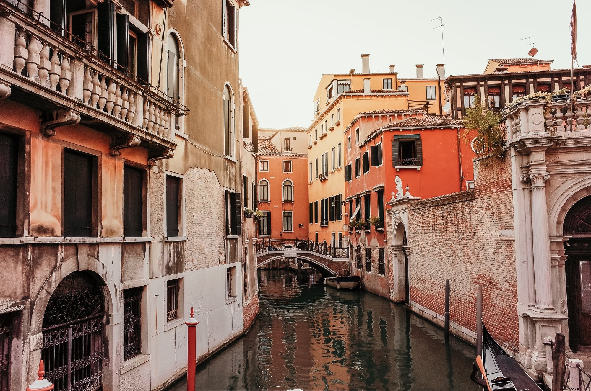 Canal entre les bâtiments – Photo du pont