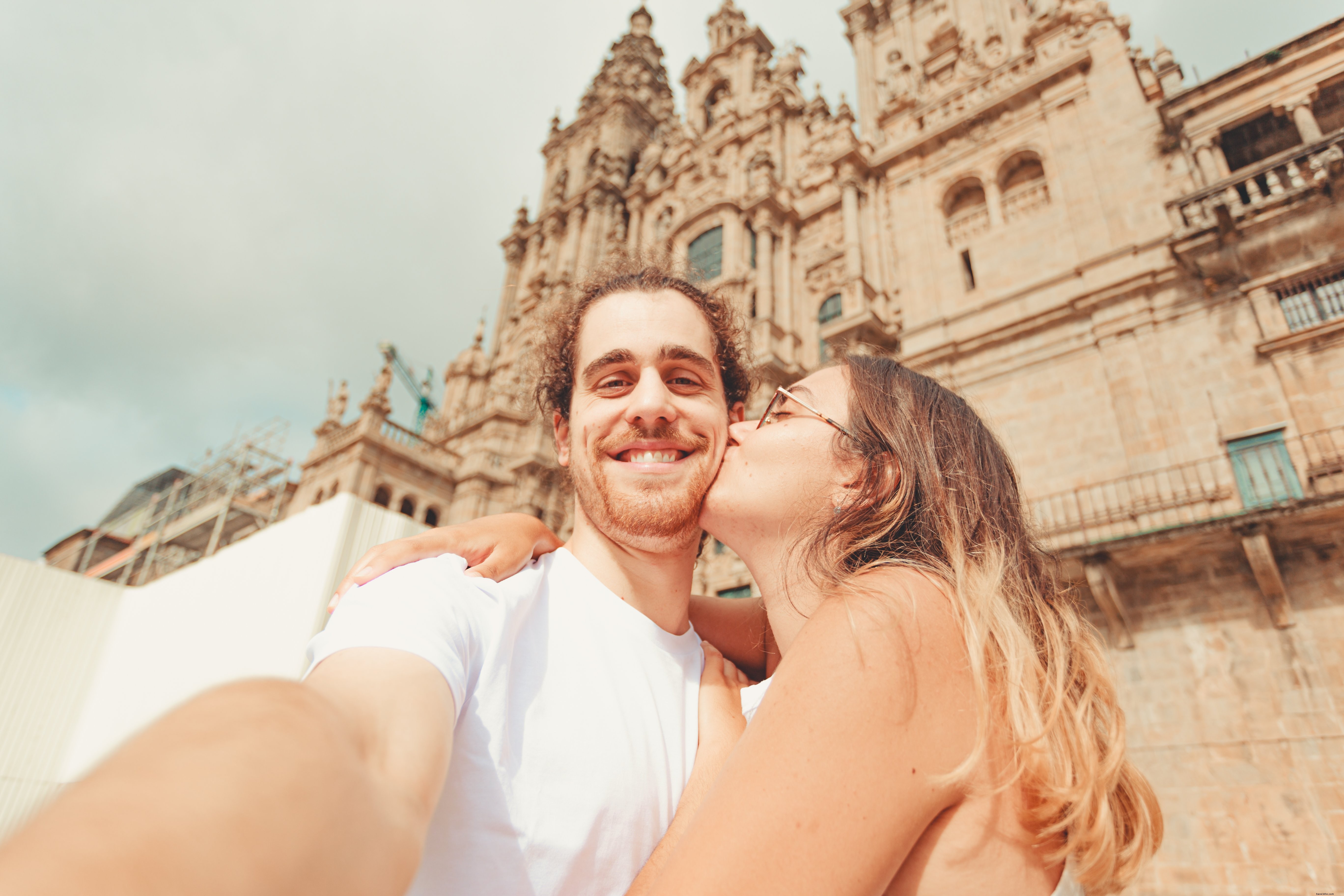 Un homme se fait embrasser sur la joue en selfie